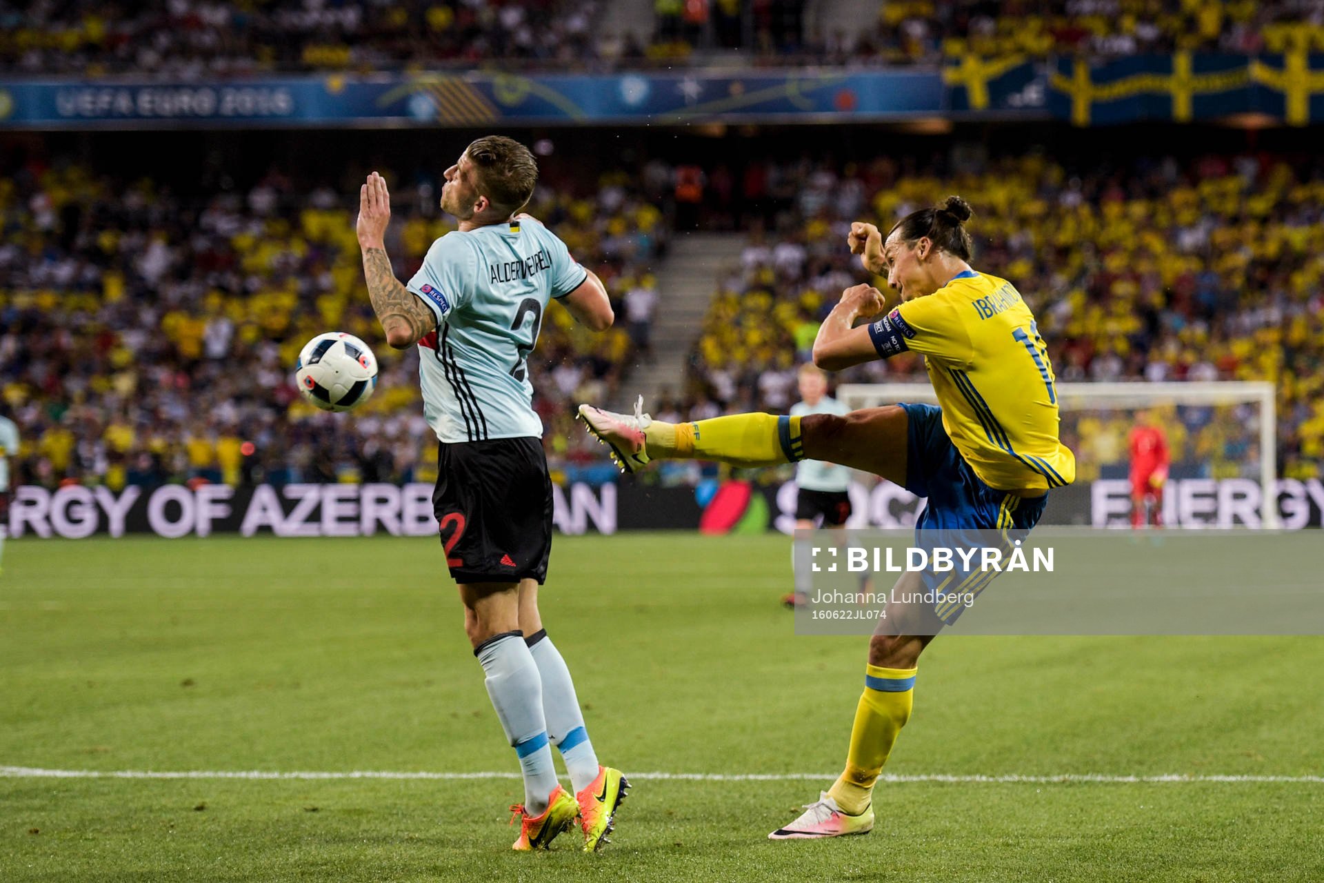 Sveriges Zlatan Ibrahimovic med skott och Belgiens Toby