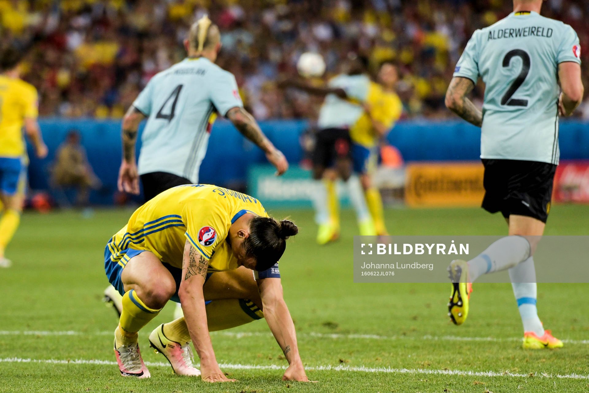 Sveriges Zlatan Ibrahimovic deppar i fotbollsmatchen mellan