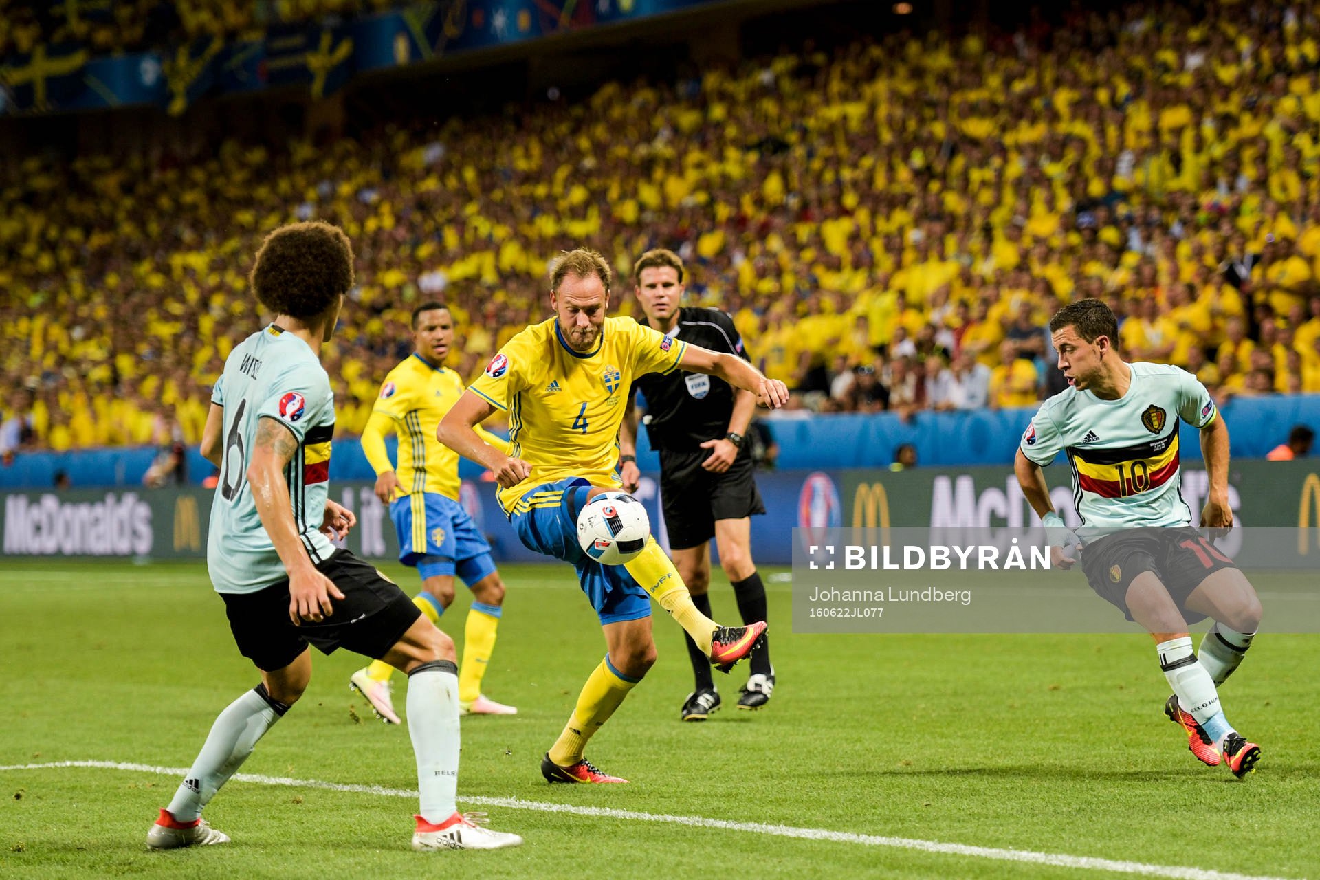 Sveriges Andreas Granqvist mot Belgiens Axel Witsel och