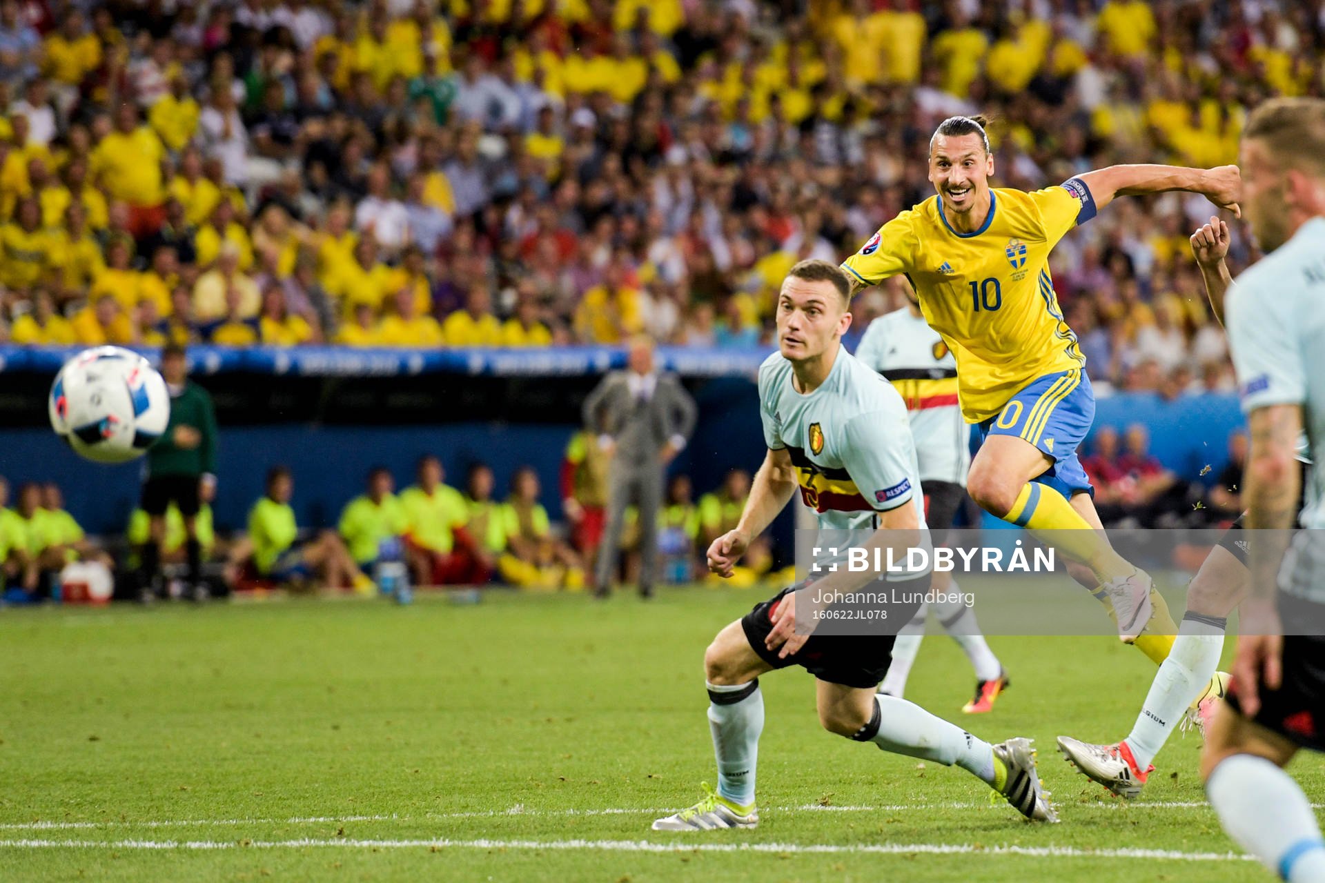 Sveriges Zlatan Ibrahimovic med skott förbi Belgiens