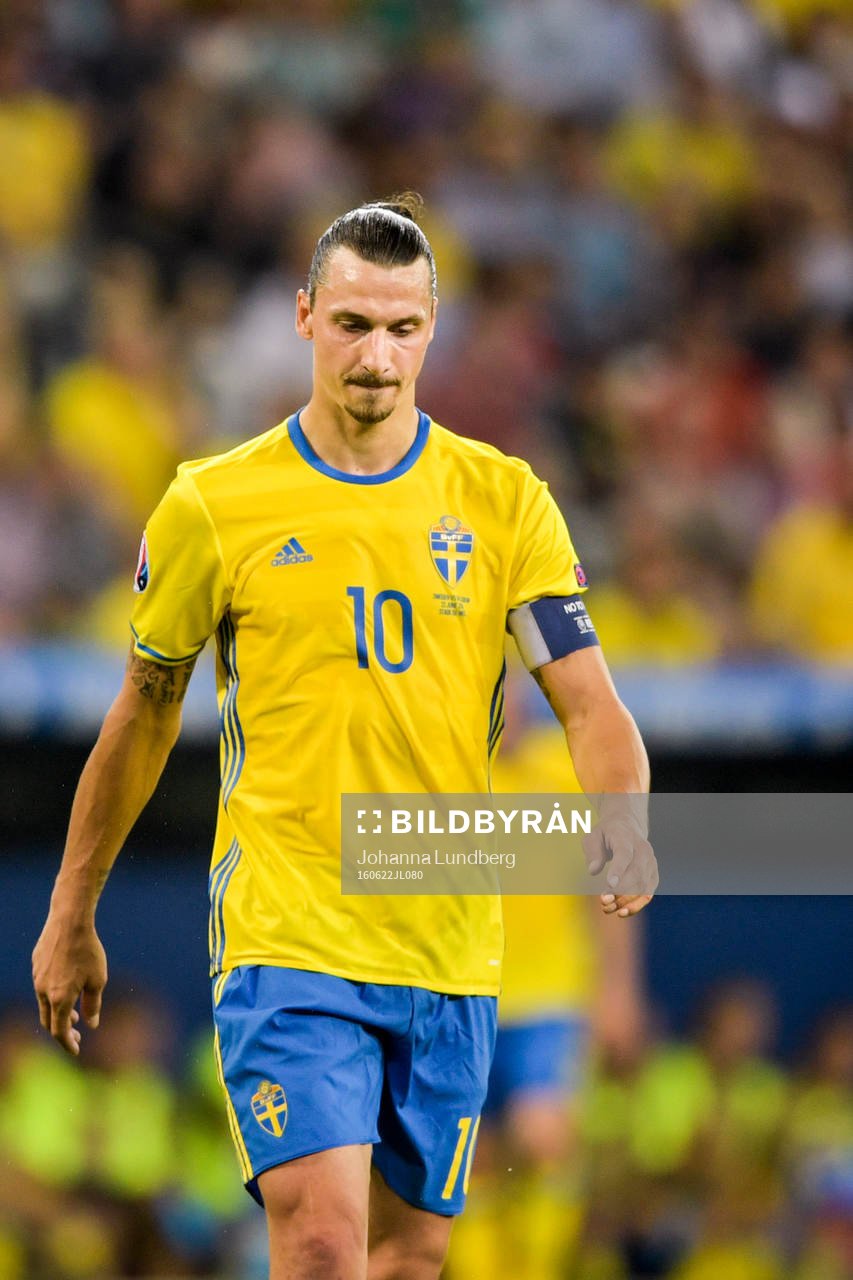 Sveriges Zlatan Ibrahimovic deppar i fotbollsmatchen mellan