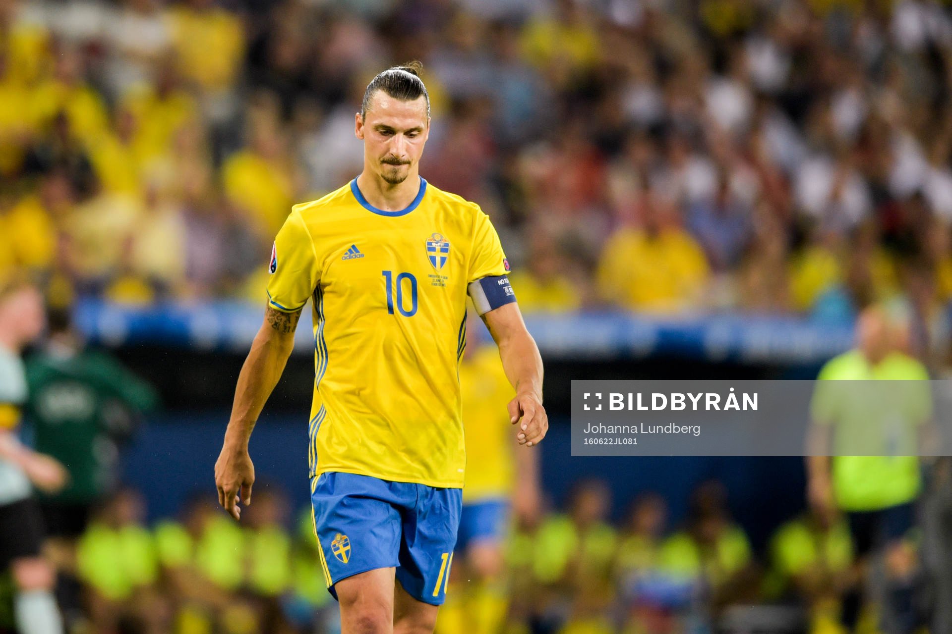 Sveriges Zlatan Ibrahimovic deppar i fotbollsmatchen mellan