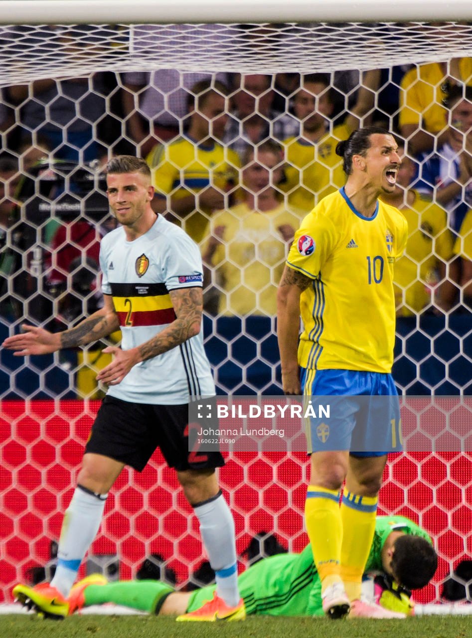 Sveriges Zlatan Ibrahimovic reagerar bredvid Belgiens Toby