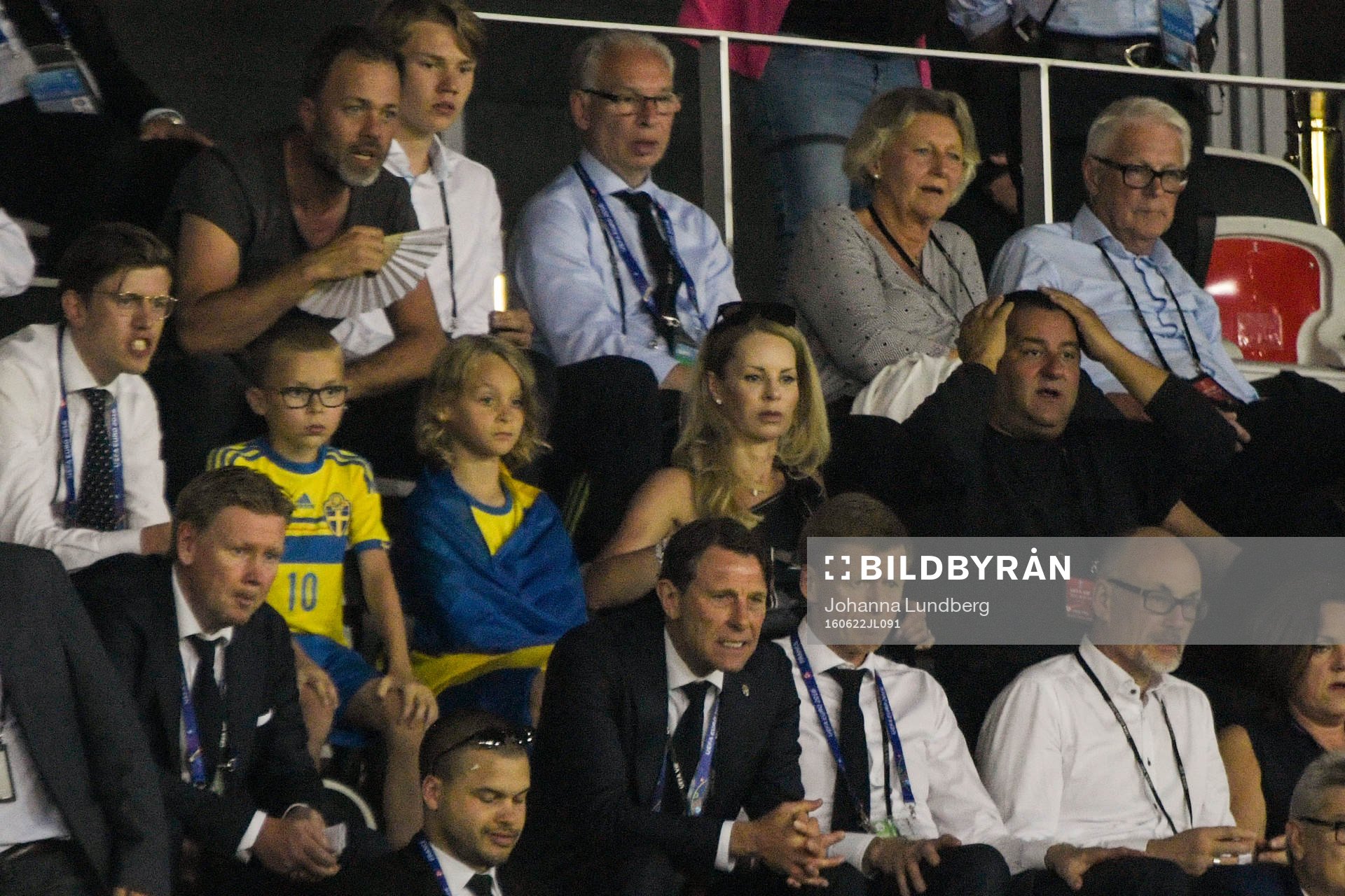 Sveriges Zlatan Ibrahimovic (ej i bild) fru Helena Seger och barnen Vincent och Maximilian samt agent Mino Raiola och U21-landslagets förbundskapten Håkan Ericson (nederst) på läktaren i fotbollsmatchen mellan Sverige och Belgien under fotbolls-EM den 22 juni 2016 i Nice.