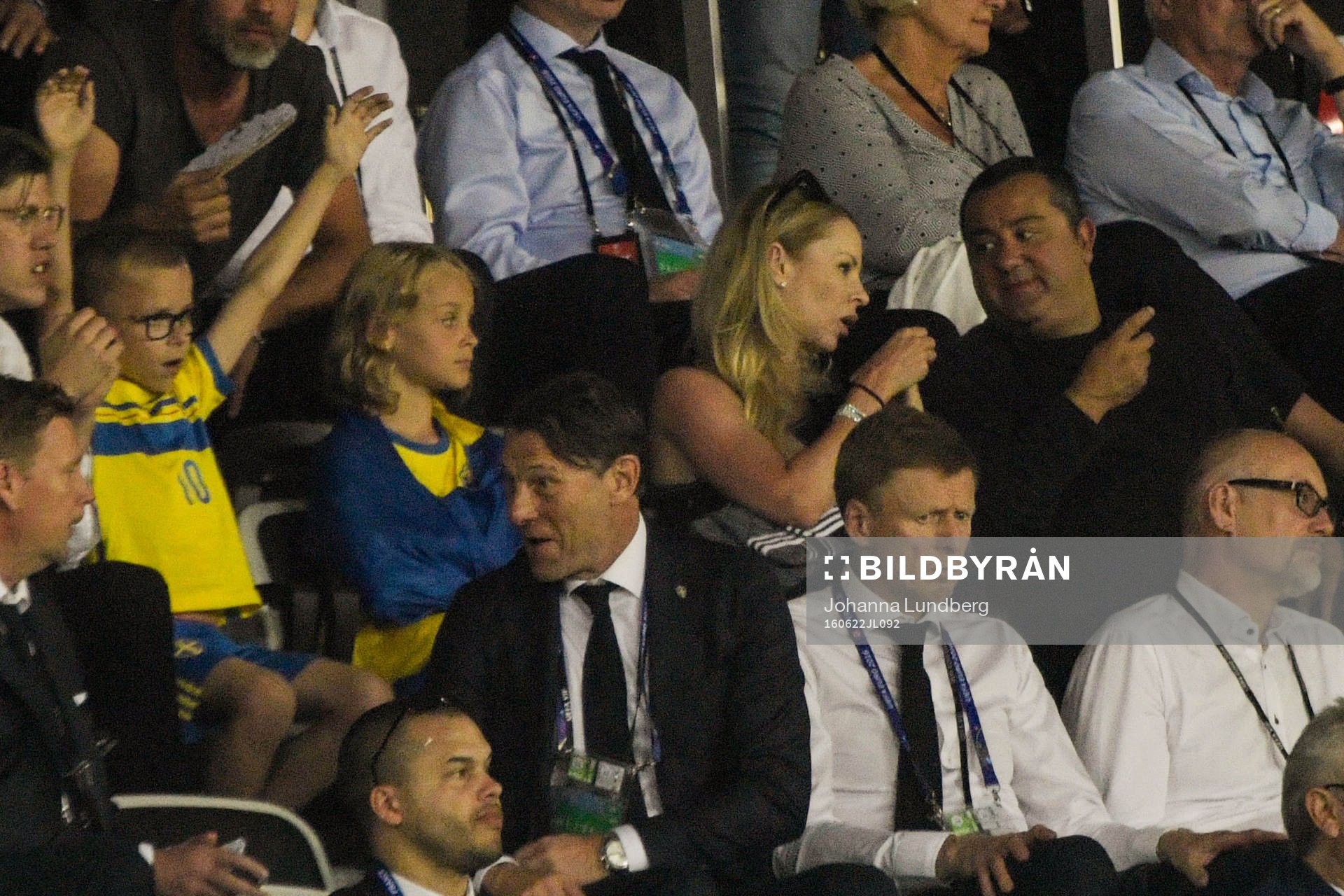 Sveriges Zlatan Ibrahimovic (ej i bild) fru Helena Seger och barnen Vincent och Maximilian samt agent Mino Raiola på läktaren i fotbollsmatchen mellan Sverige och Belgien under fotbolls-EM den 22 juni 2016 i Nice.