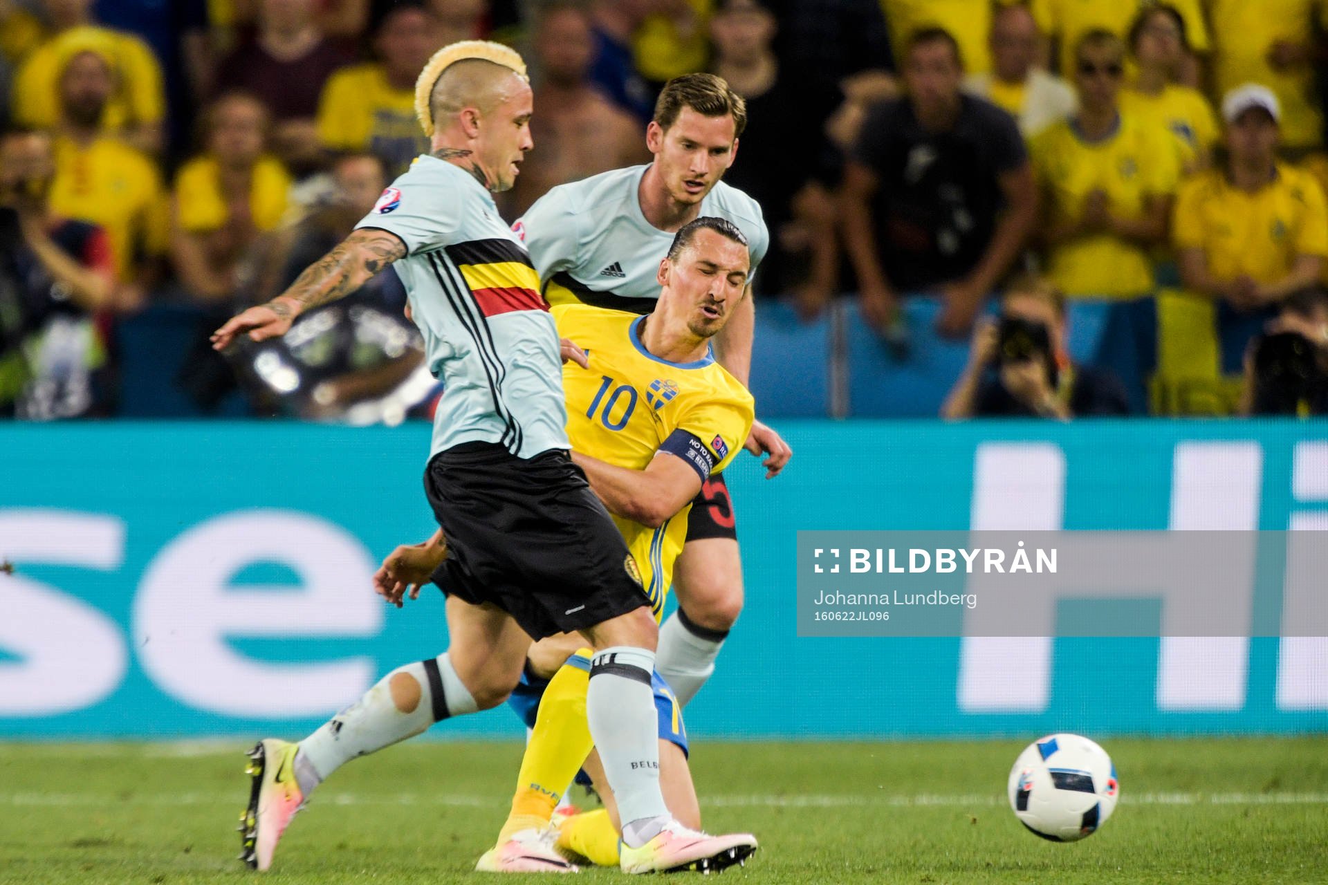 Sveriges Zlatan Ibrahimovic faller