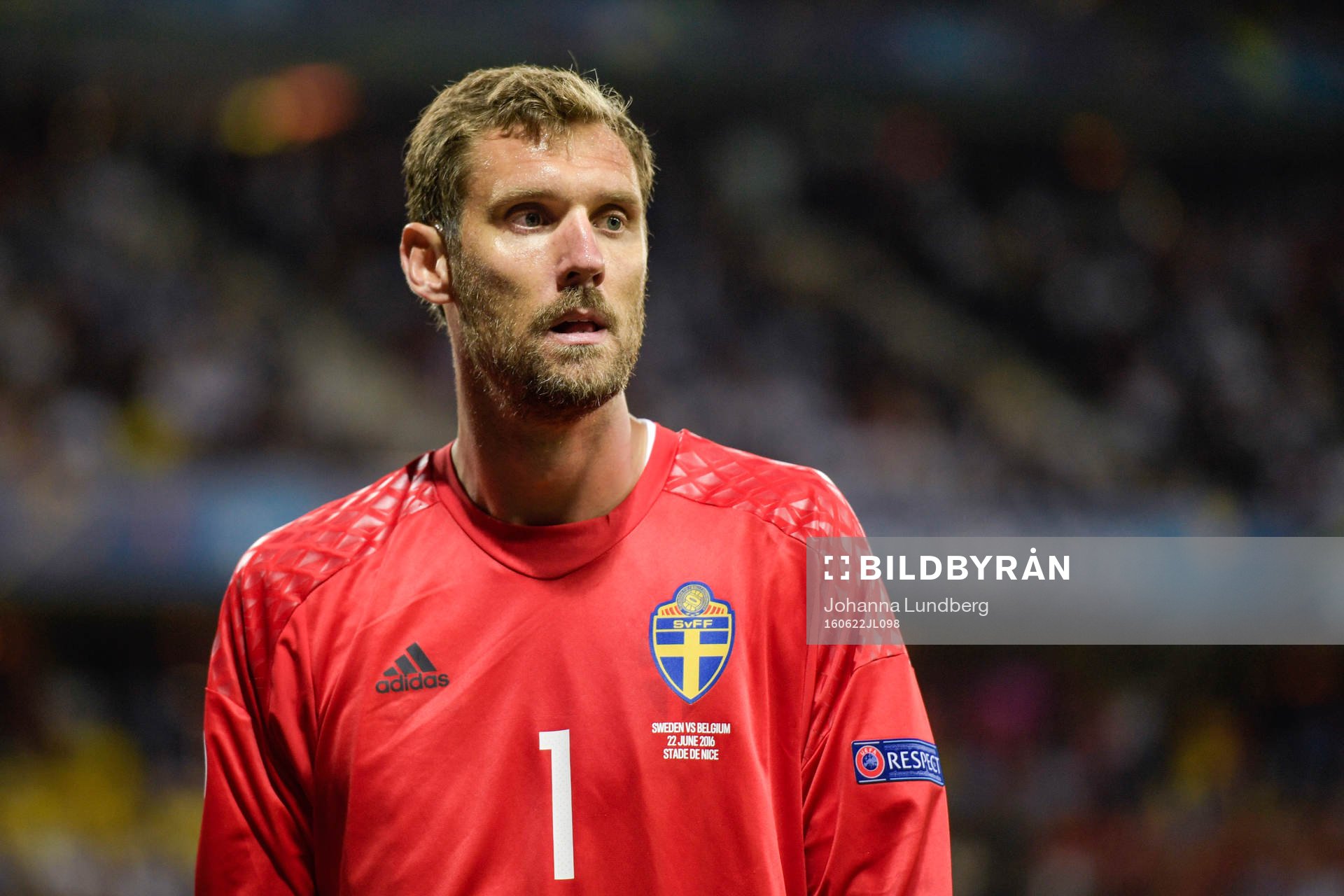 Sveriges målvakt Andreas Isaksson i fotbollsmatchen mellan
