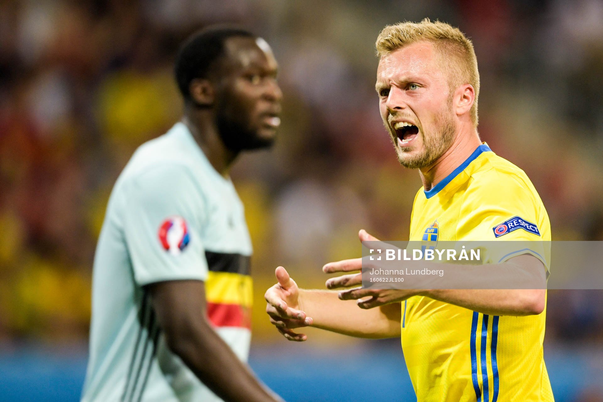 Sveriges Sebastian Larsson deppar i fotbollsmatchen mellan