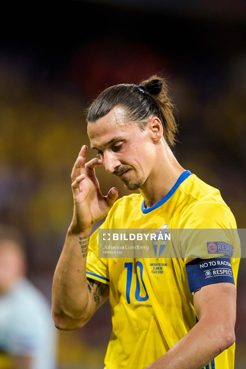 Sveriges Zlatan Ibrahimovic deppar i fotbollsmatchen mellan