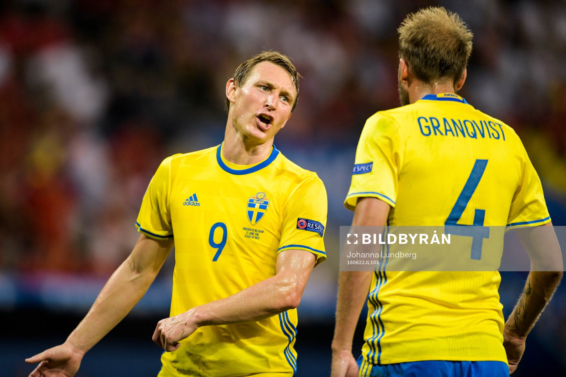 Sveriges Kim Källström deppar i fotbollsmatchen mellan