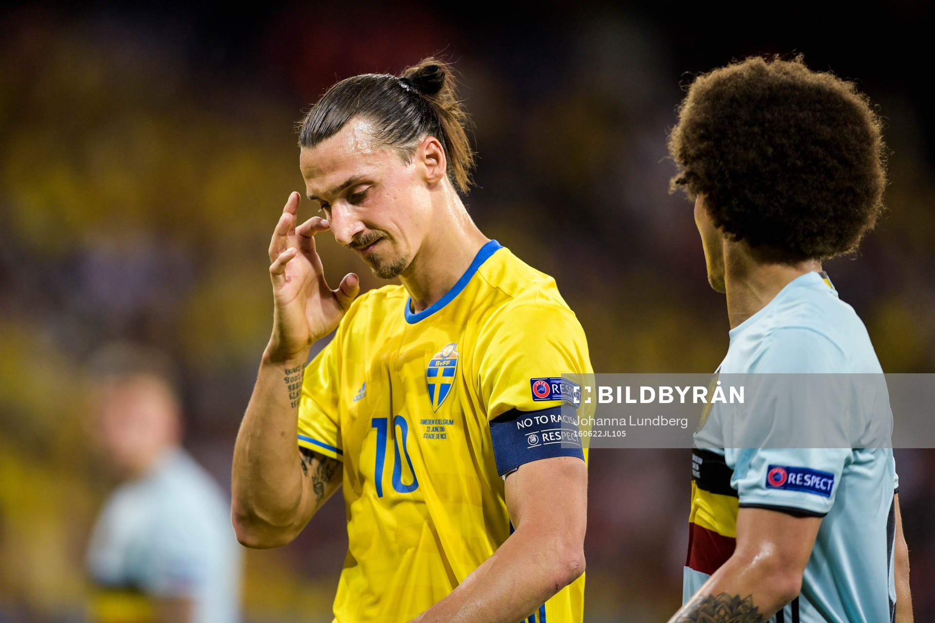 Sveriges Zlatan Ibrahimovic deppar i fotbollsmatchen mellan