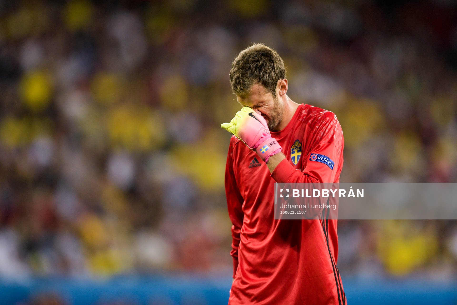 Sveriges målvakt Andreas Isaksson deppar i fotbollsmatchen