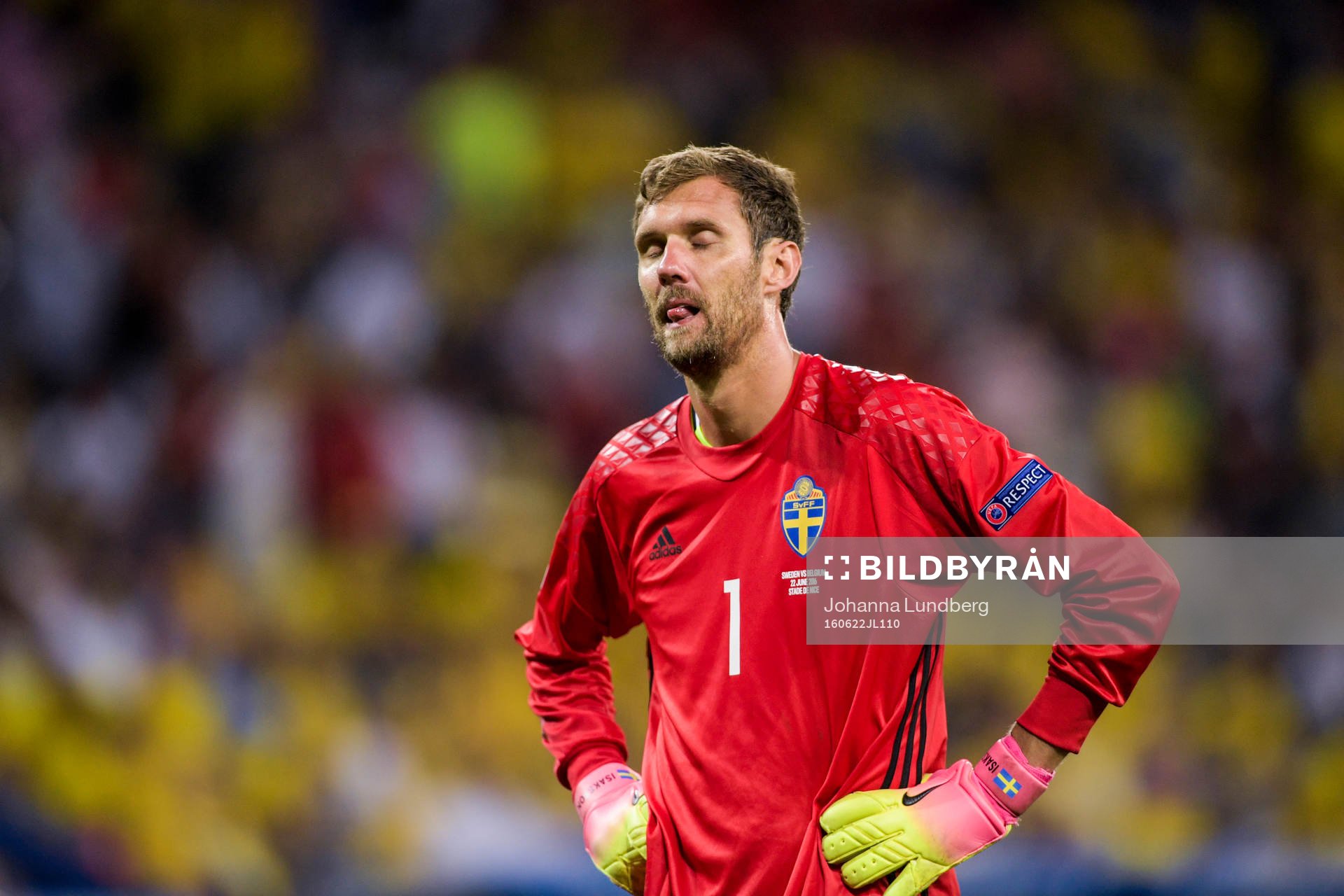 Sveriges målvakt Andreas Isaksson deppar i fotbollsmatchen