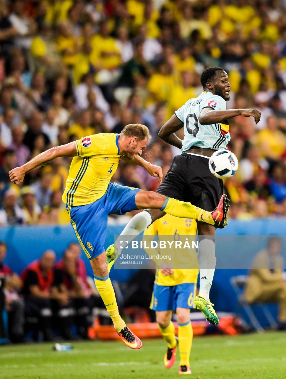 Sveriges Andreas Granqvist och Belgiens Romelu Lukaku i