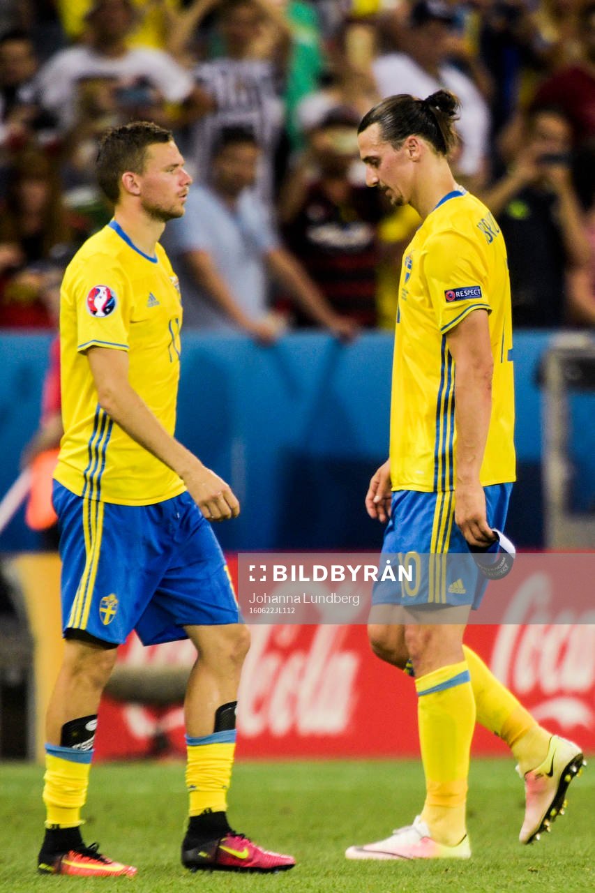 Sveriges Zlatan Ibrahimovic och Marcus Berg deppar