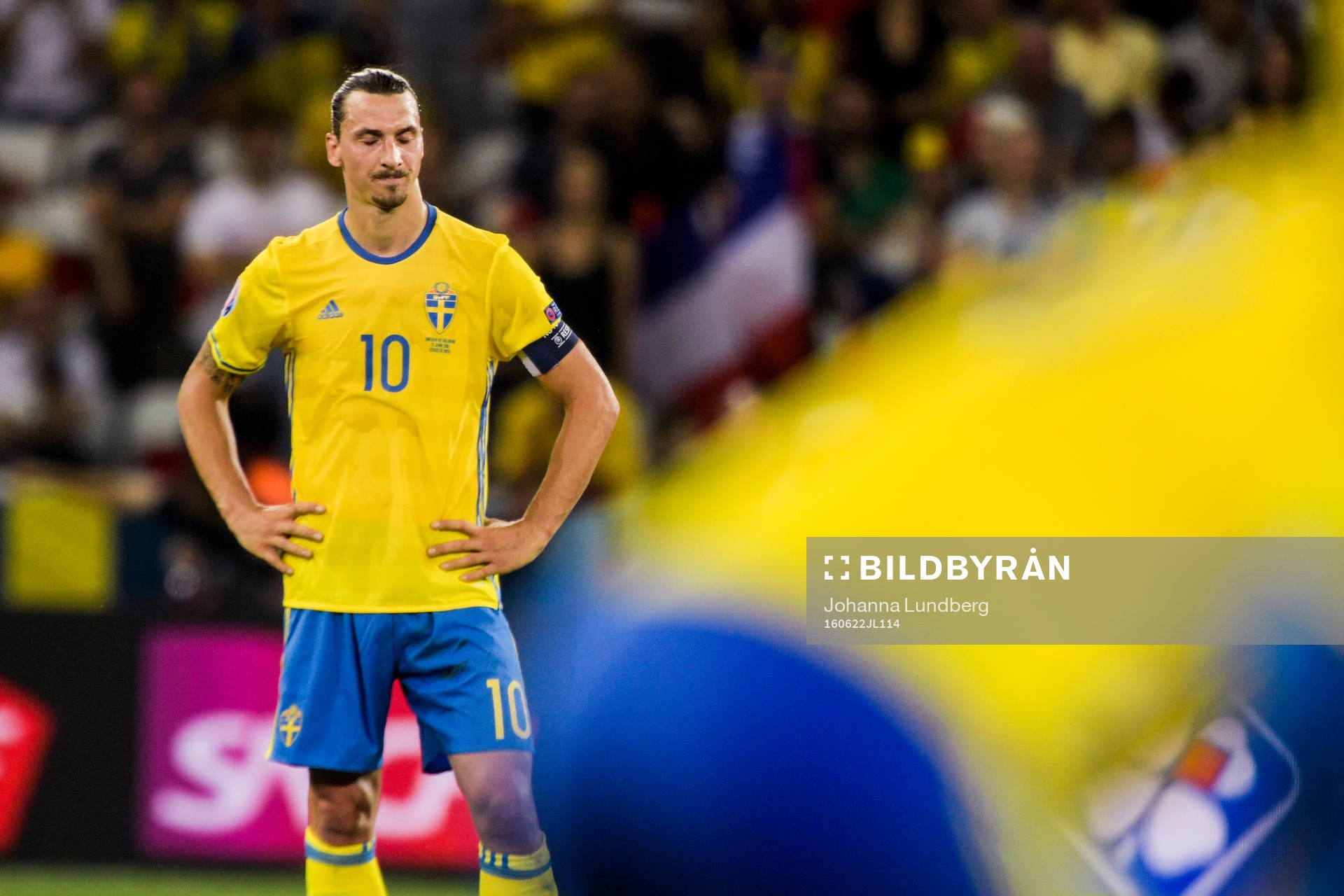 Sveriges Zlatan Ibrahimovic deppar i fotbollsmatchen mellan