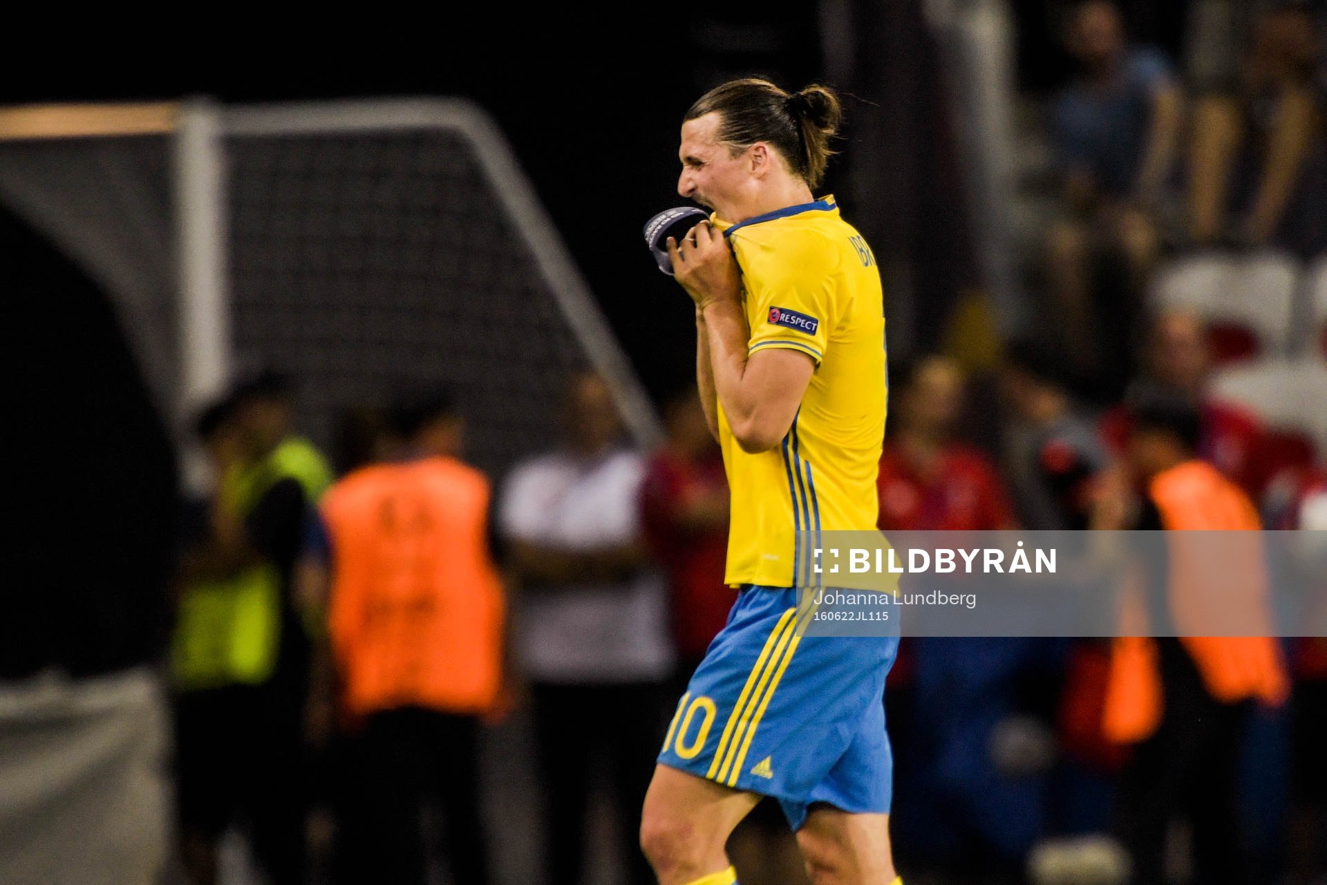 Sveriges Zlatan Ibrahimovic deppar när han lämnar planen