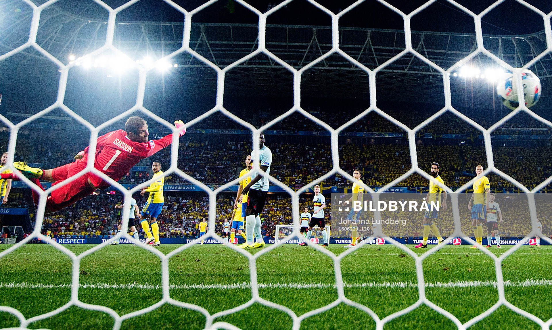 Belgiens Radja Nainggolan (ej i bild) gör 0-1 bakom