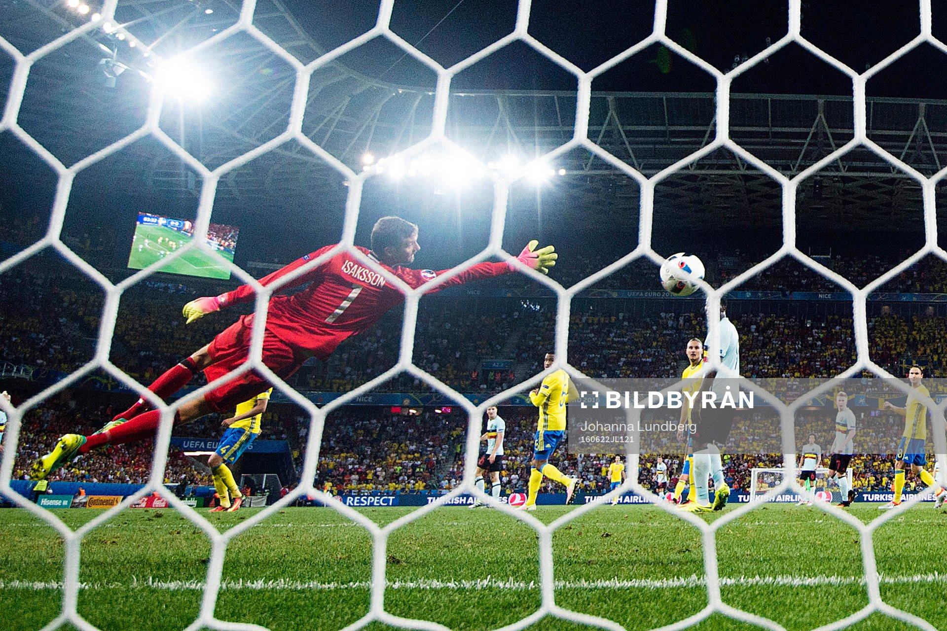 Belgiens Radja Nainggolan (ej i bild) gör 0-1 bakom