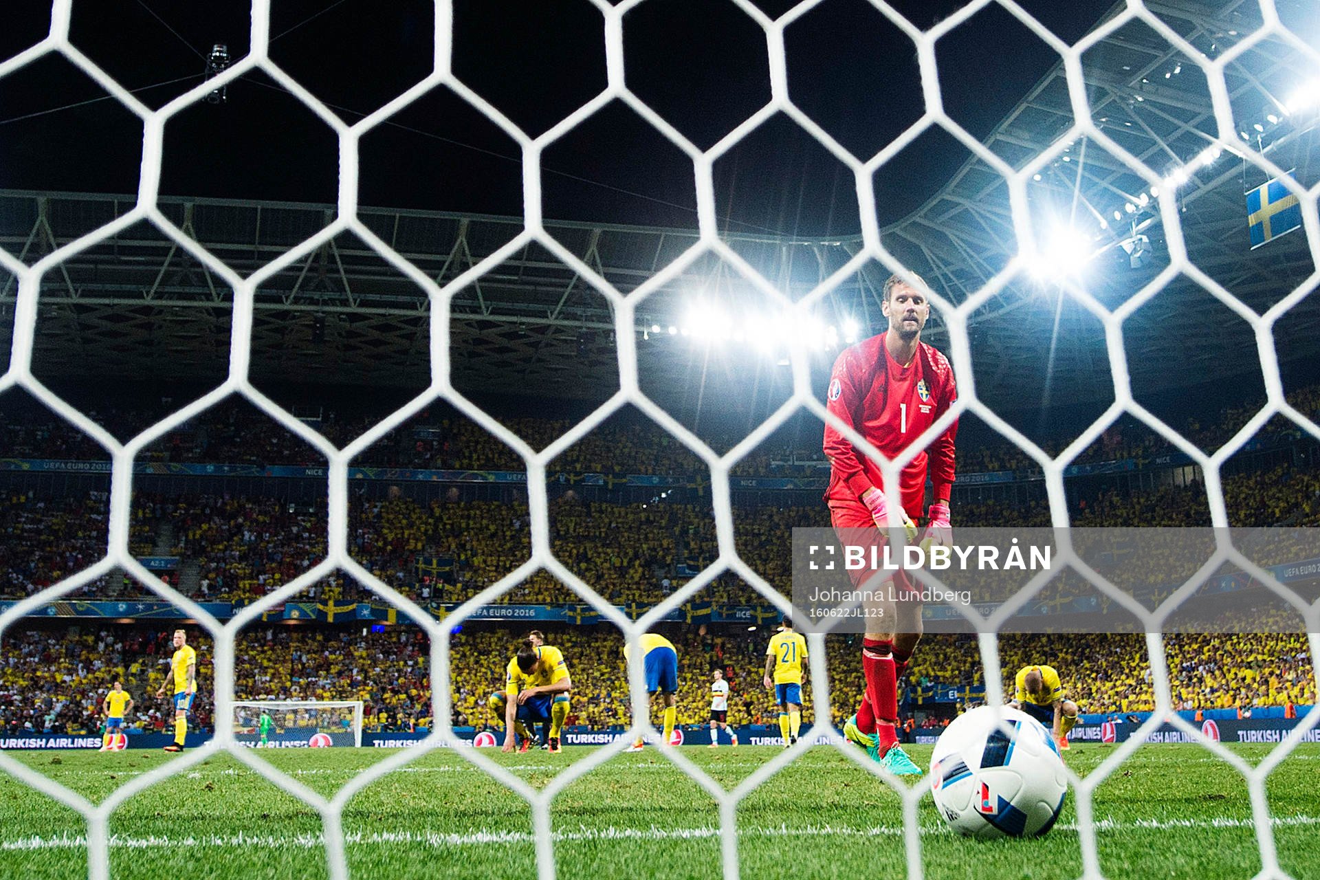 Sveriges målvakt Andreas Isaksson deppar