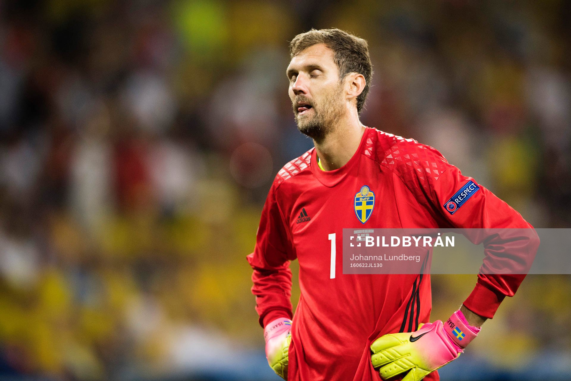 Sveriges målvakt Andreas Isaksson deppar