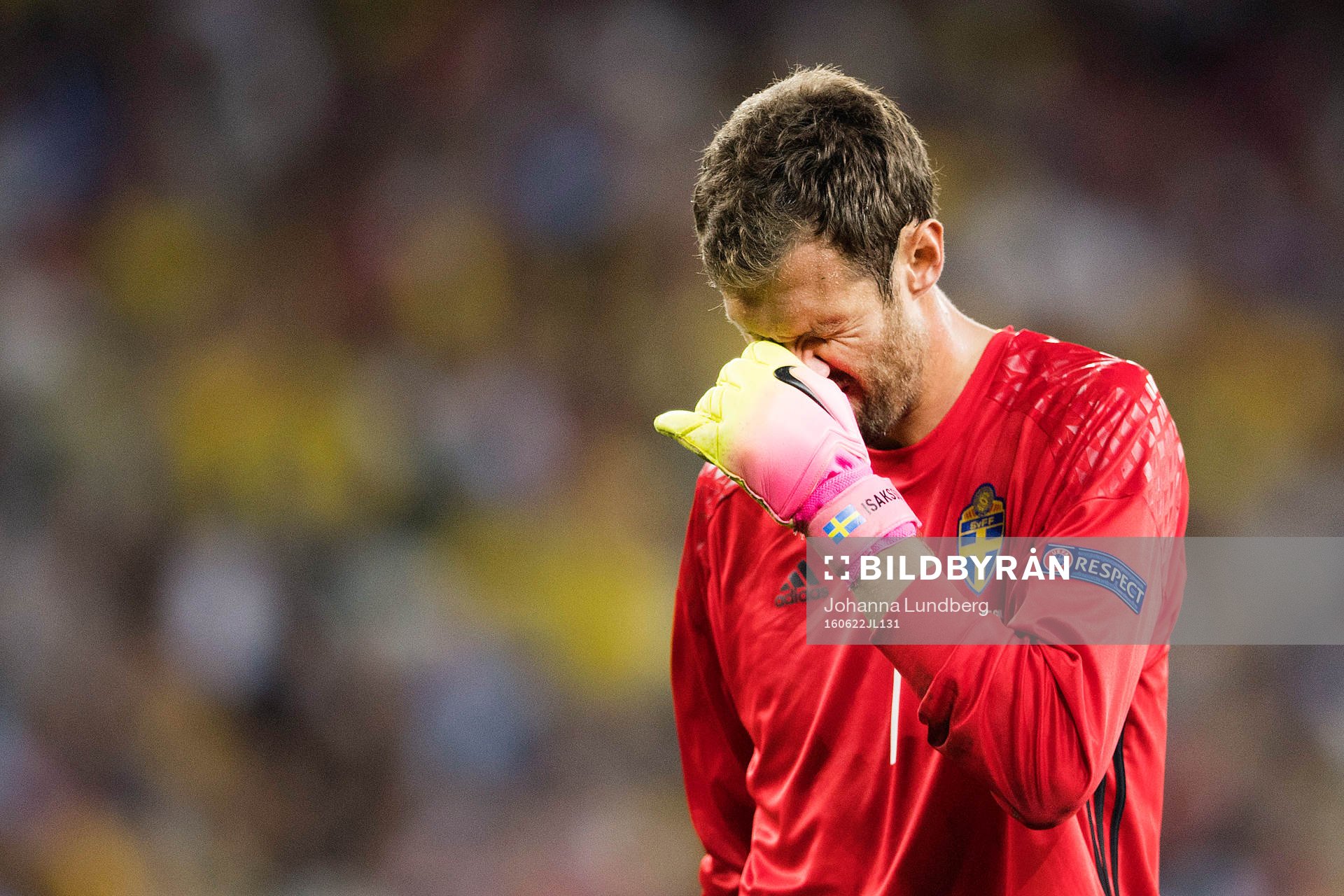 Sveriges målvakt Andreas Isaksson deppar i fotbollsmatchen
