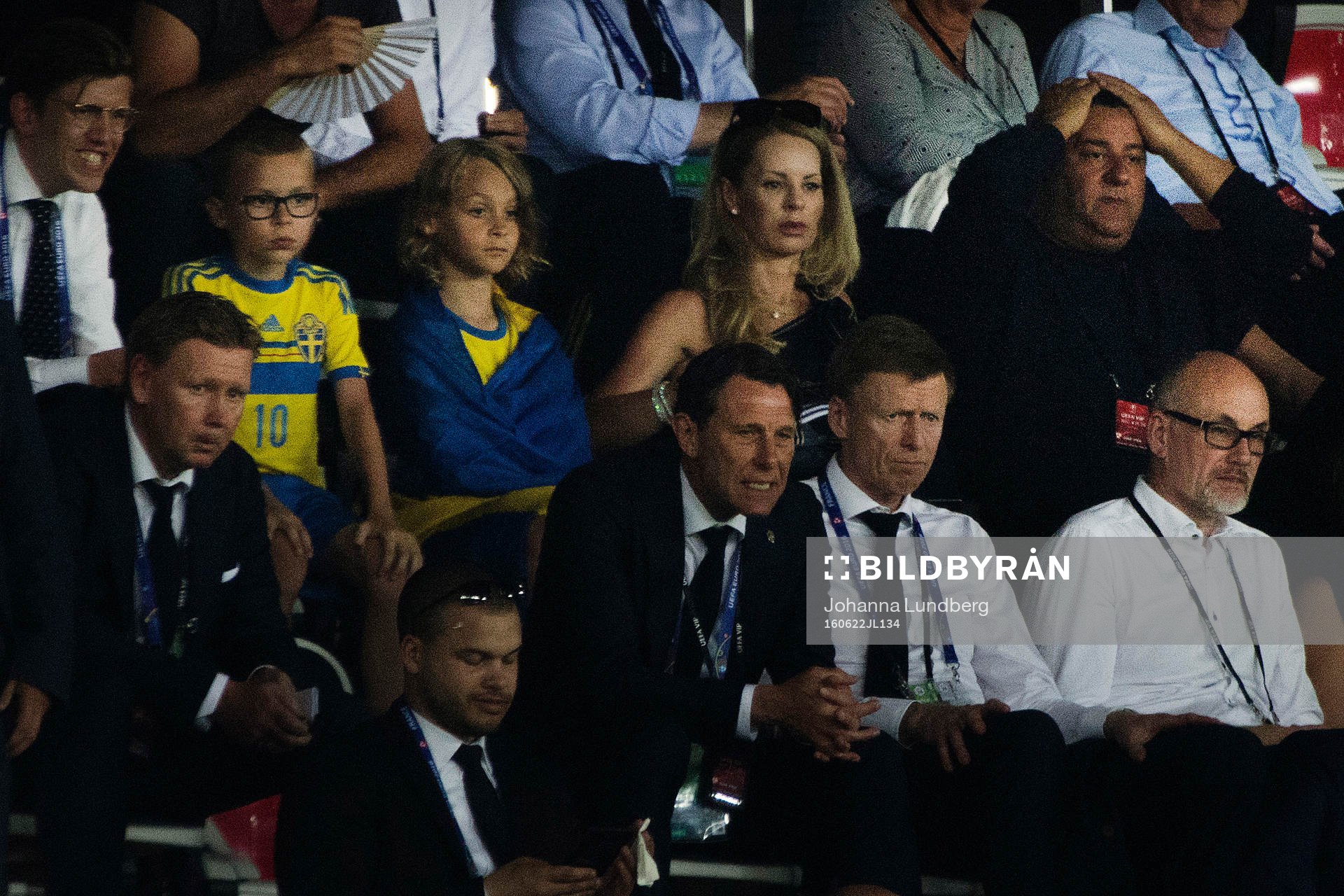 Sveriges Zlatan Ibrahimovic (ej i bild) fru Helena Seger och barnen Vincent och Maximilian samt agent Mino Raiola på läktaren i fotbollsmatchen mellan Sverige och Belgien under fotbolls-EM den 22 juni 2016 i Nice.