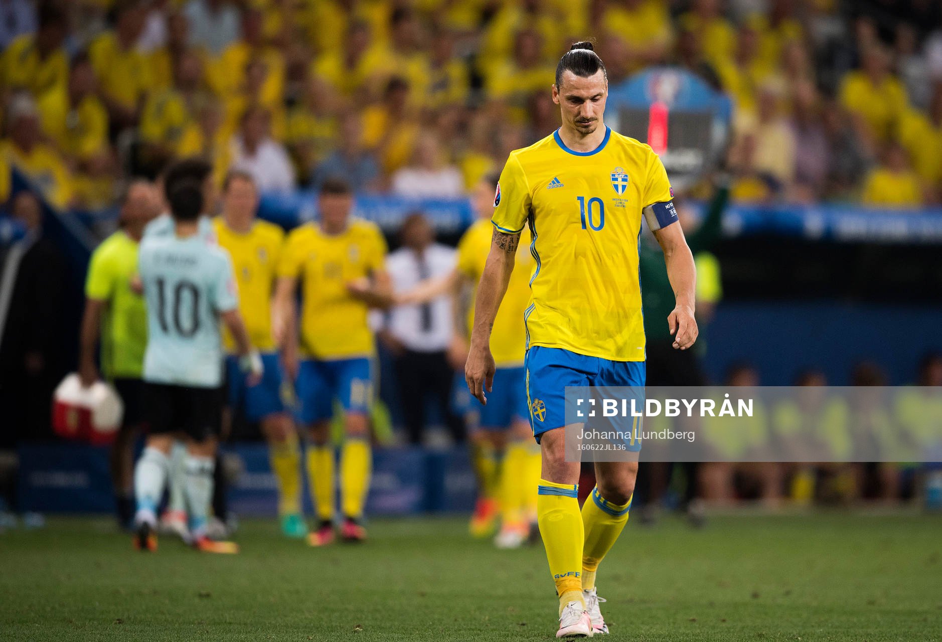 Sveriges Zlatan Ibrahimovic deppar i fotbollsmatchen mellan