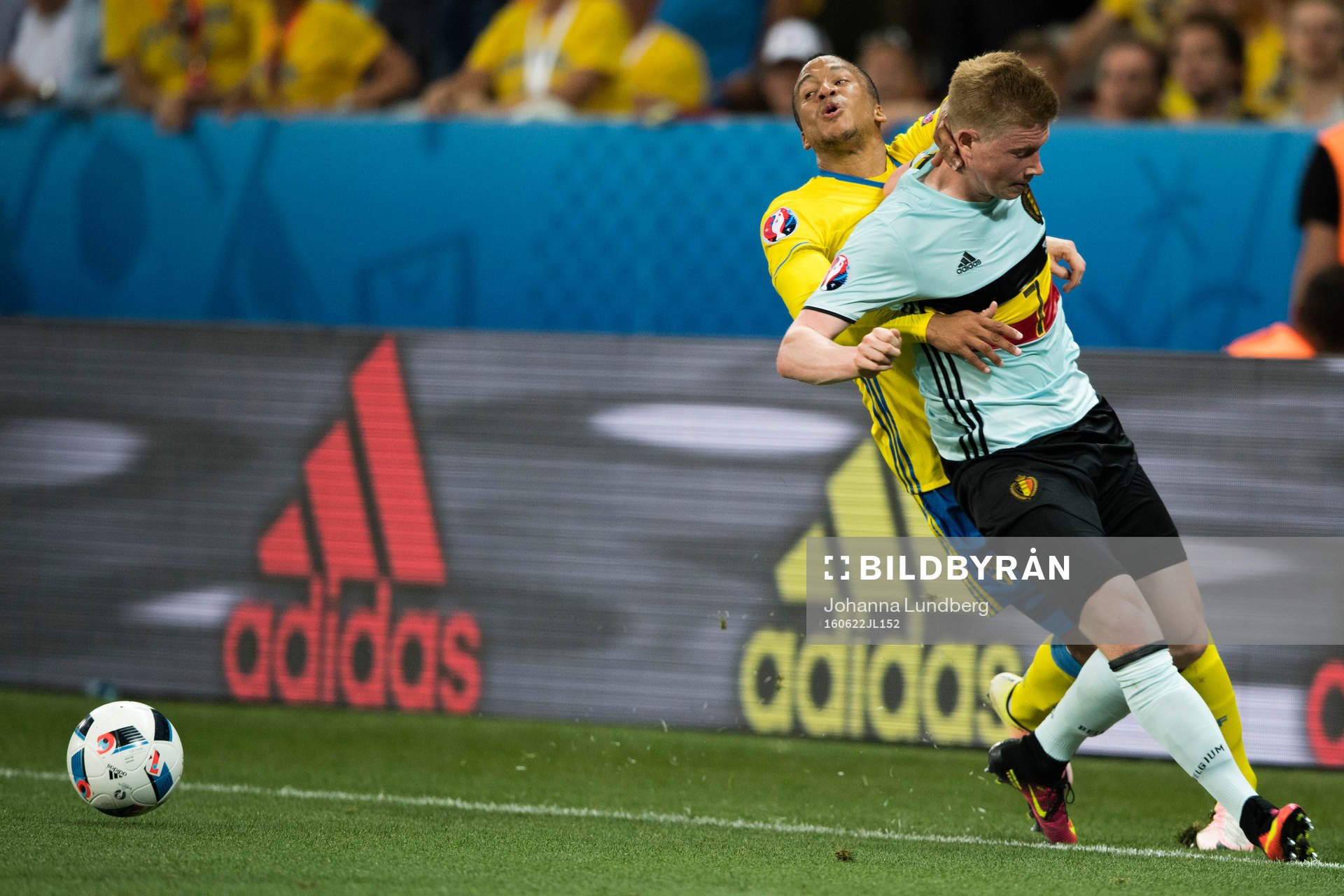 Sveriges Martin Olsson och Belgiens Kevin de Bruyne i