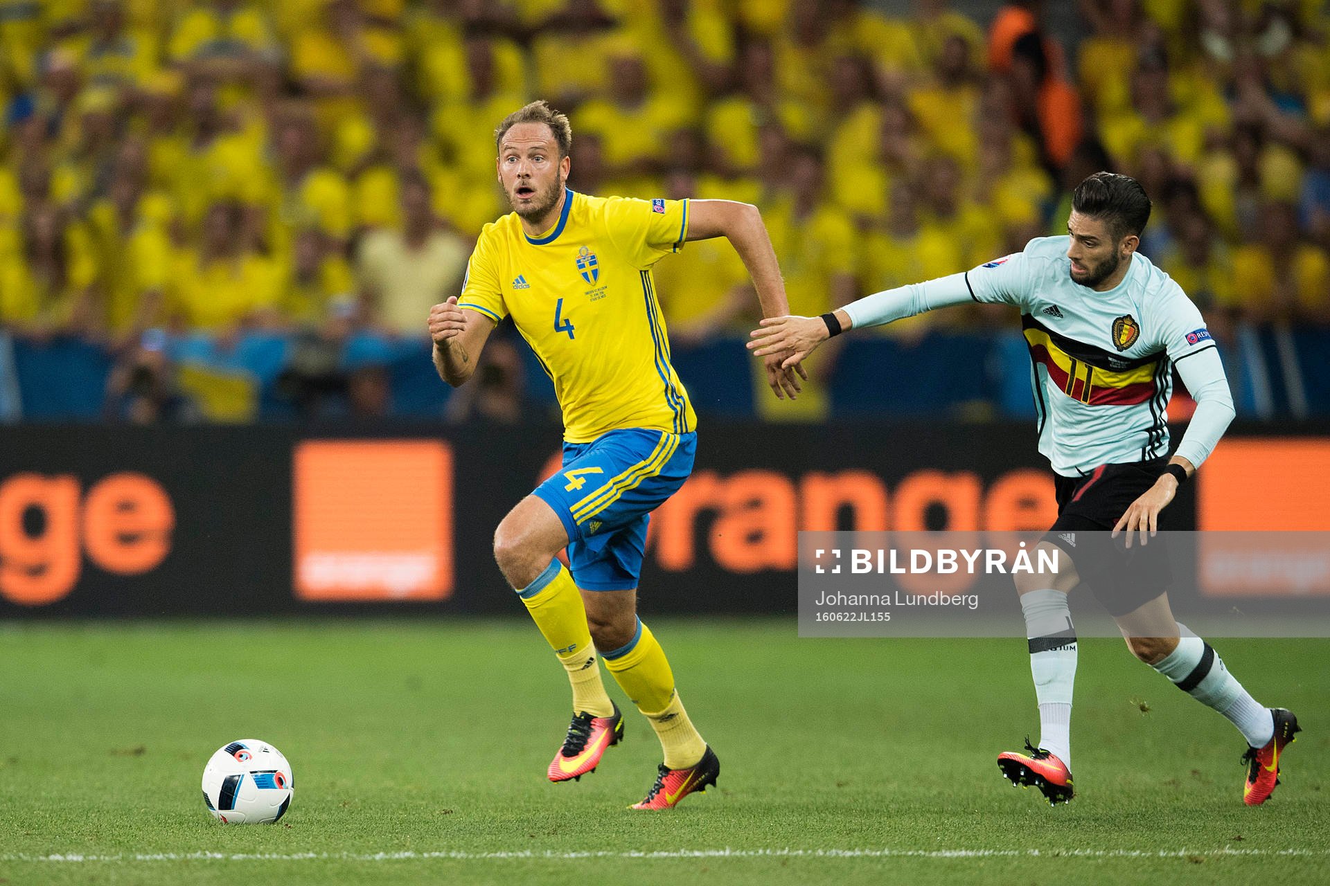 Sveriges Andreas Granqvist och Belgiens Yannick Carrasco i fotbollsmatchen mellan Sverige och Belgien under fotbolls-EM den 22 juni 2016 i Nice.