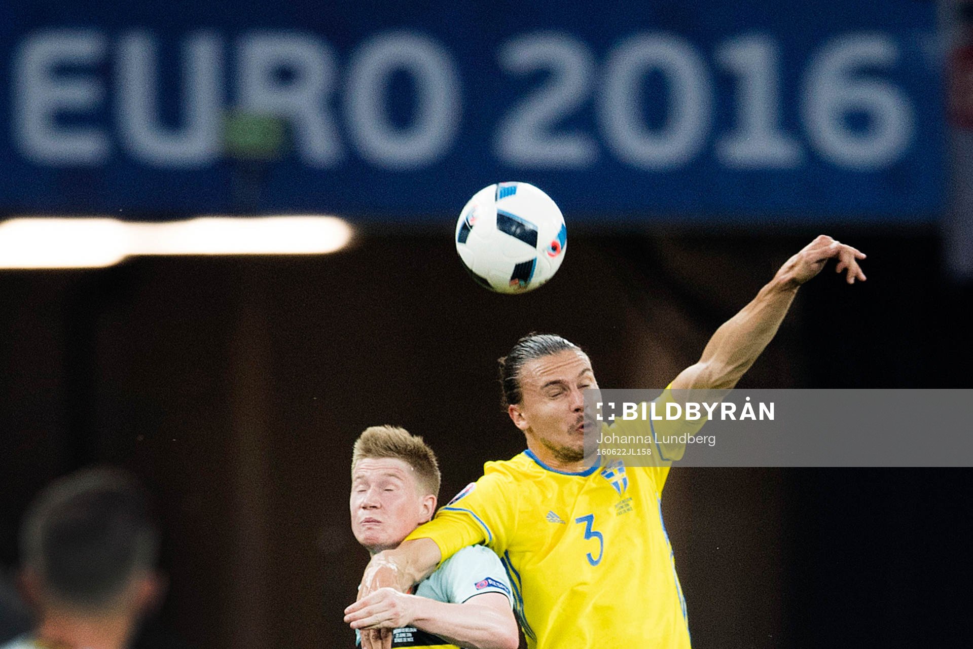 Belgiens Kevin de Bruyne och Sveriges Erik Johansson i