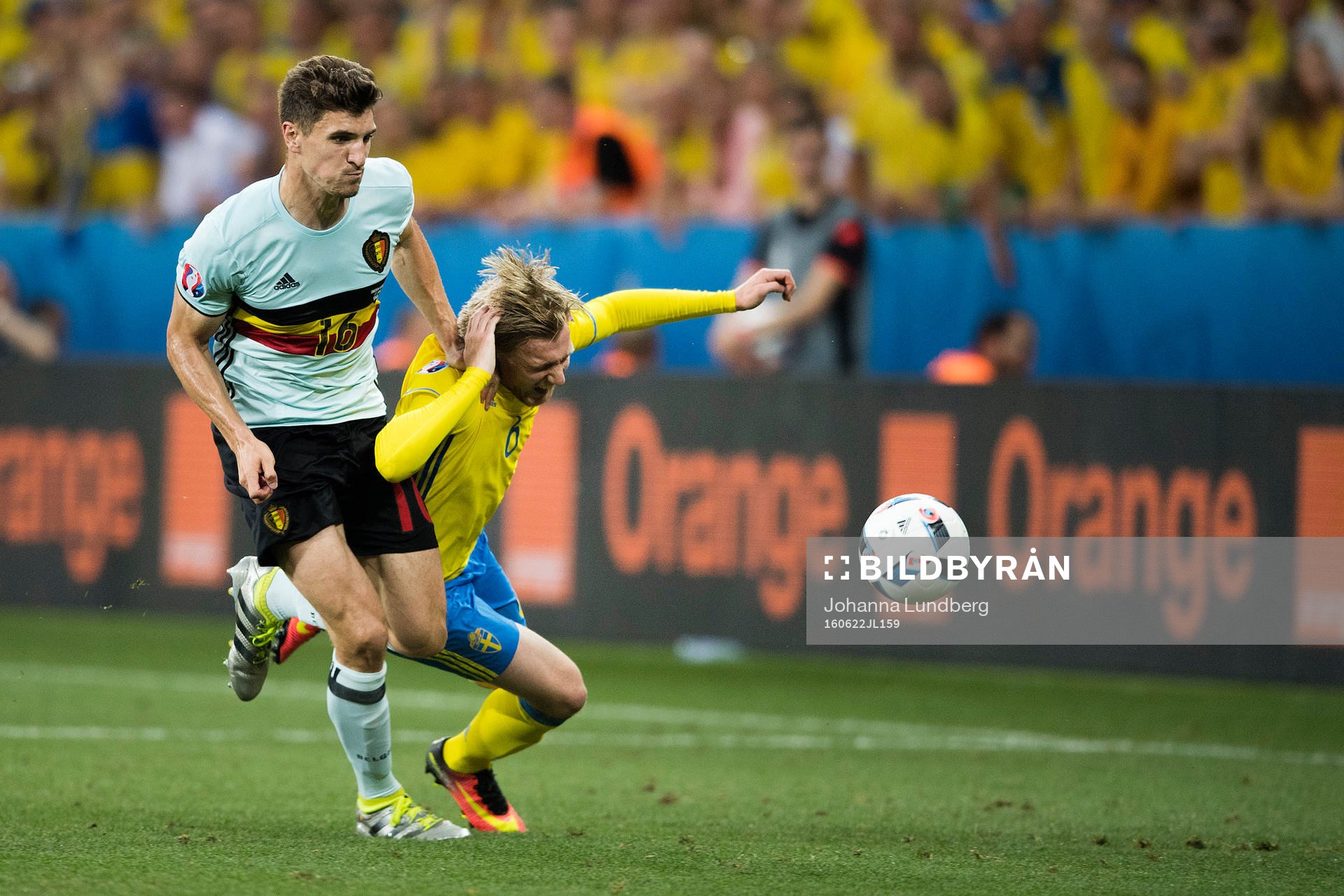 Belgiens Thomas Meunier och Sveriges Emil Forsberg i