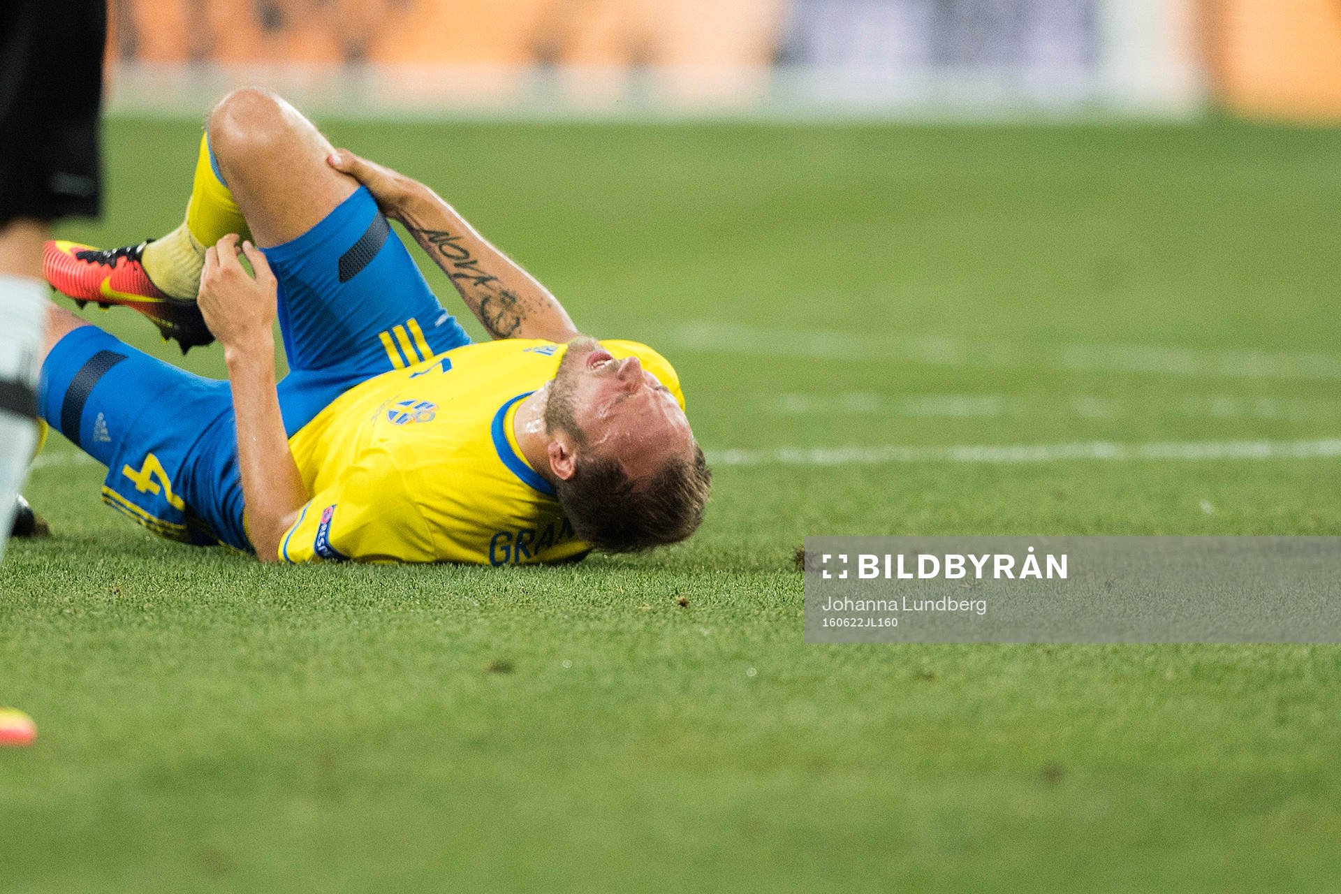 Sveriges Andreas Granqvist har ont i fotbollsmatchen mellan