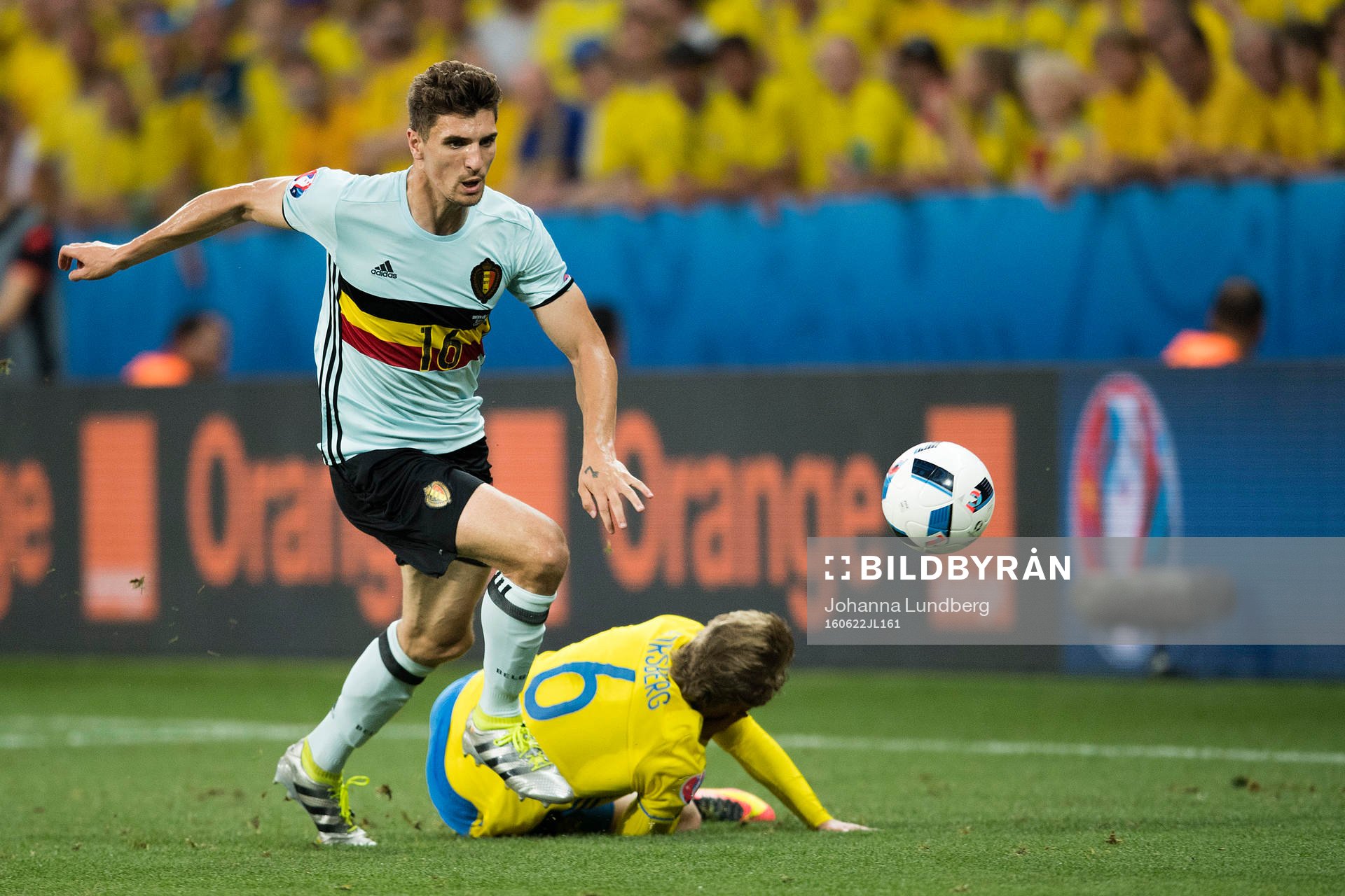 Belgiens Thomas Meunier och Sveriges Emil Forsberg i