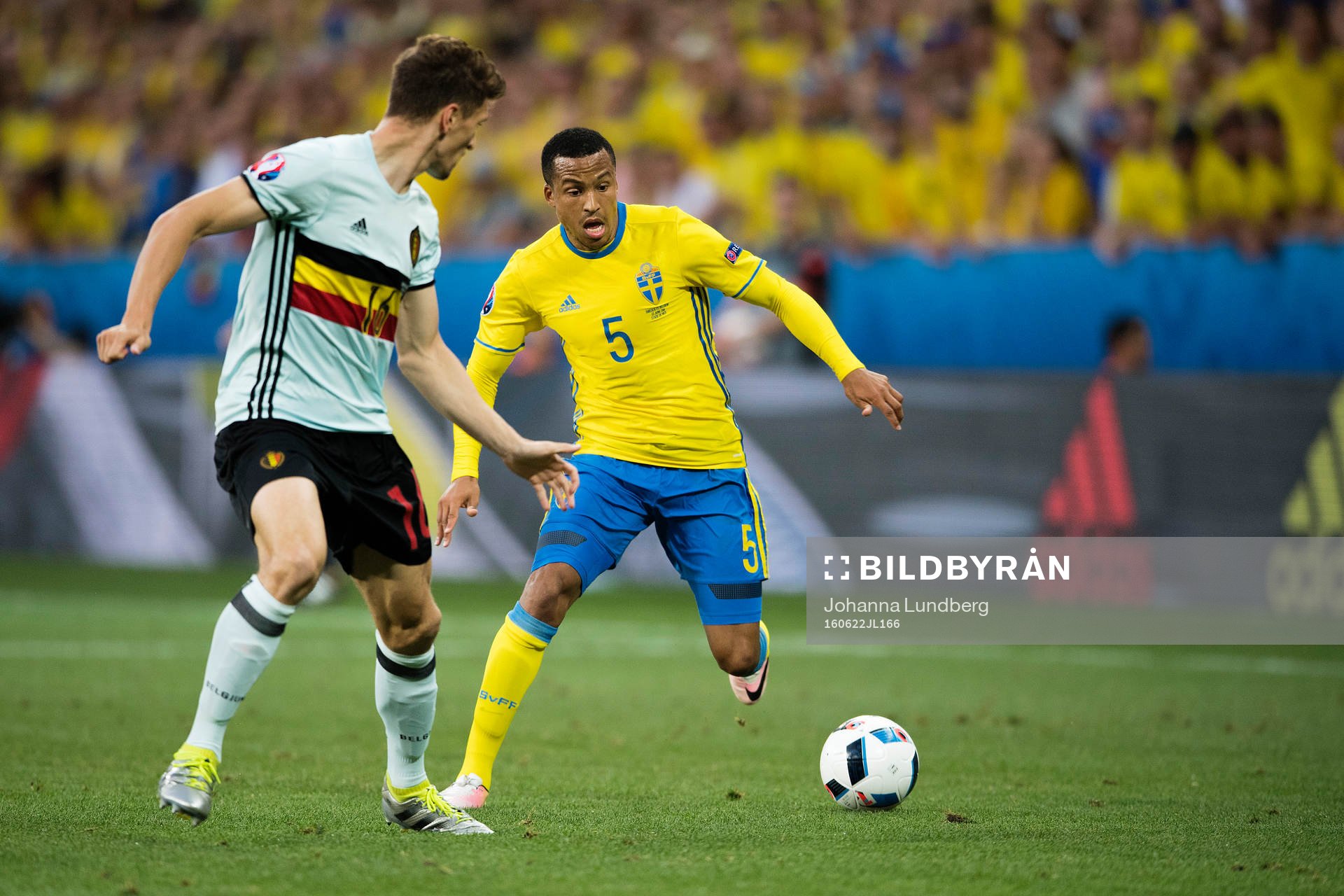 Belgiens Thomas Meunier och Sveriges Martin Olsson i