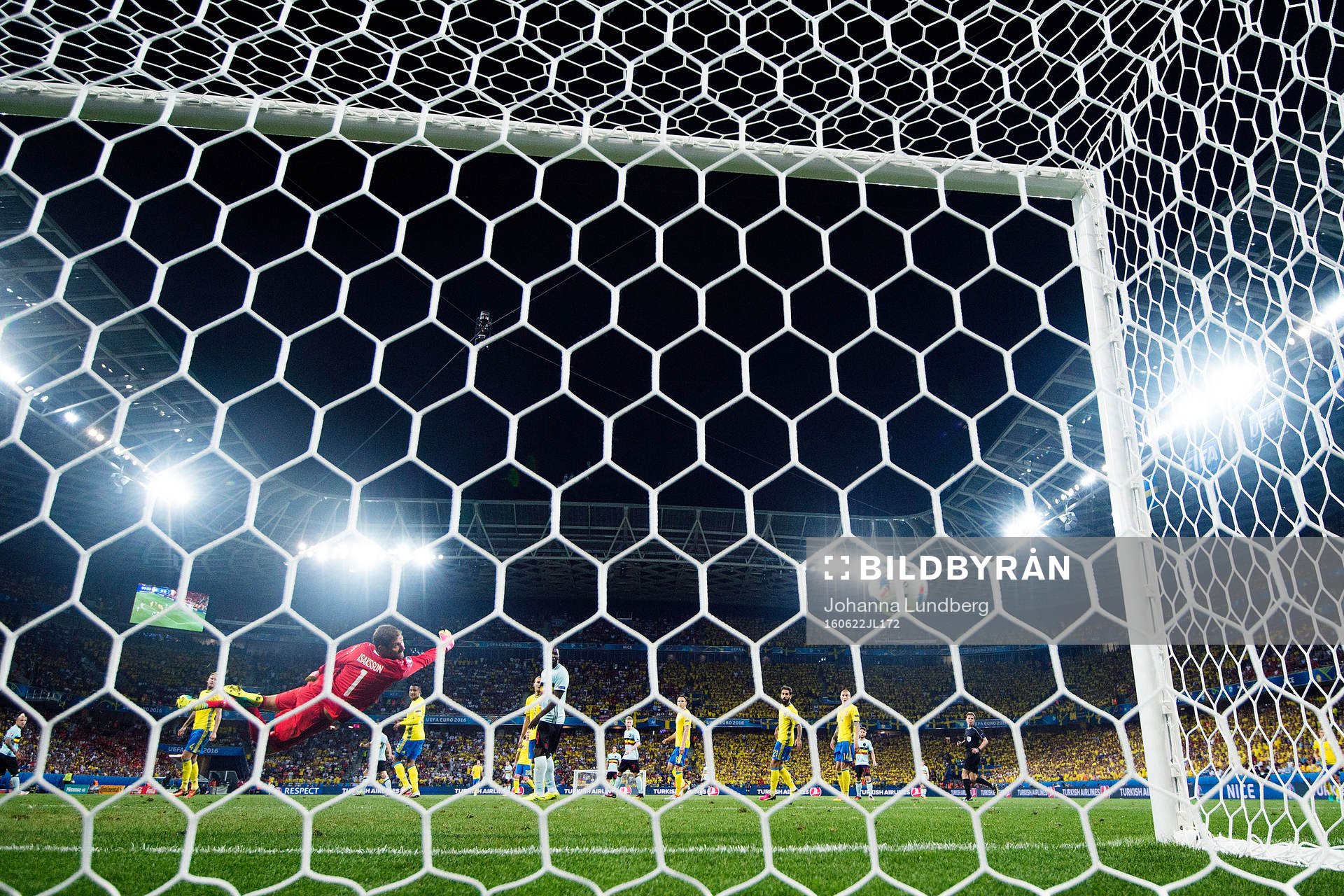Belgiens Radja Nainggolan (ej i bild) gör 0-1 bakom