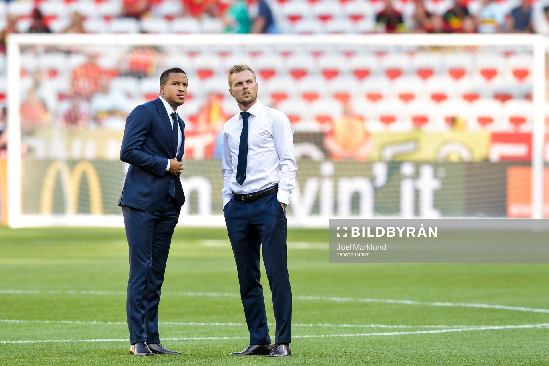 Sveriges Martin Olsson och Sebastian Larsson är ute och känner på planen inför fotbollsmatchen mellan Sverige och Belgien under fotbolls-EM den 22 juni 2016 i Nice.