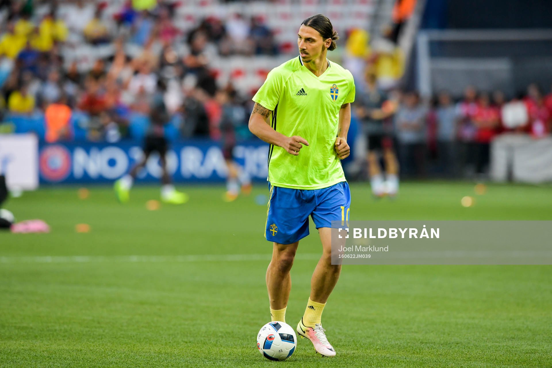 Sveriges Zlatan Ibrahimovic värmer upp