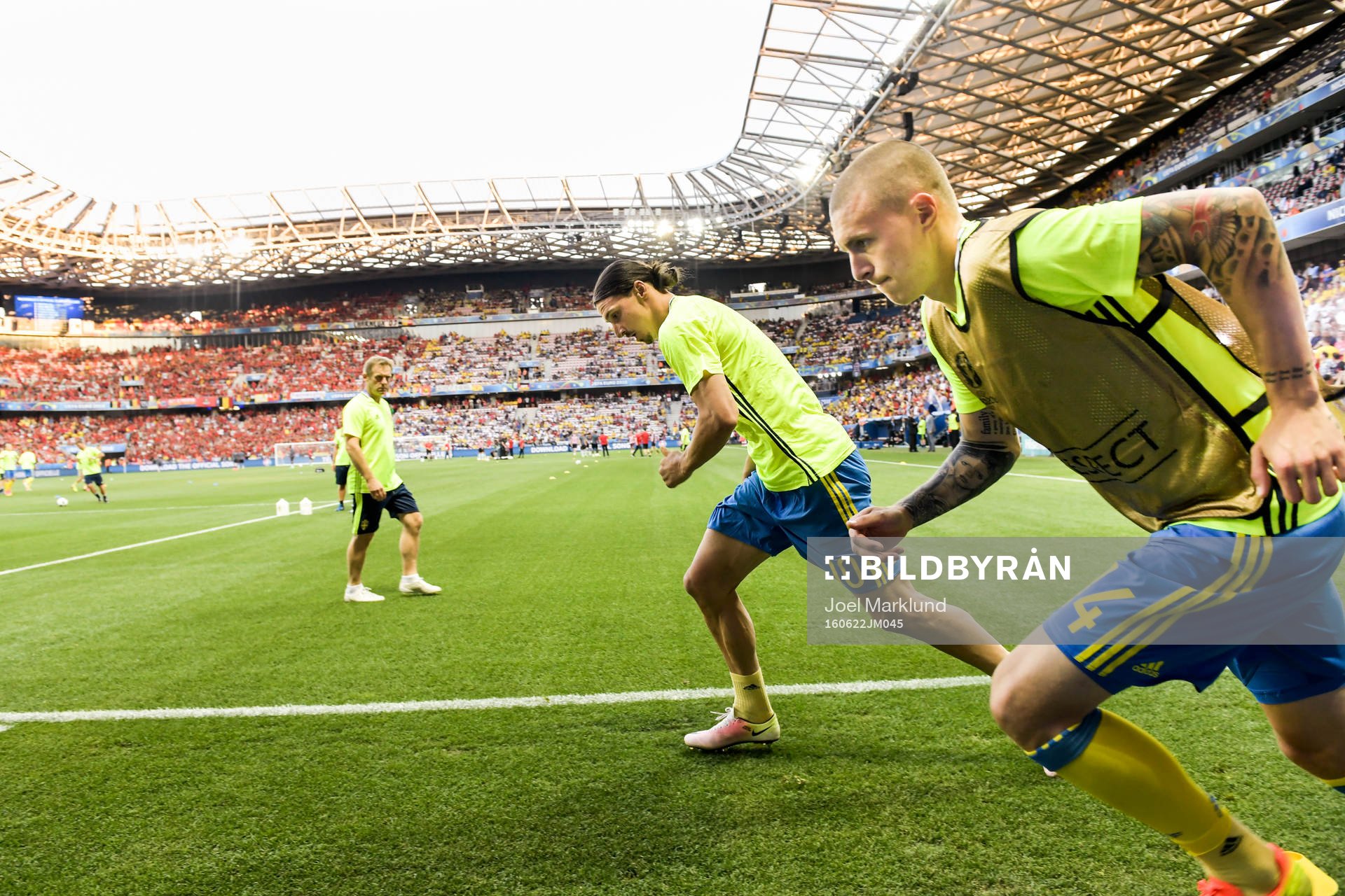 Sveriges Zlatan Ibrahimovic och Victor Nilsson Lindelöf