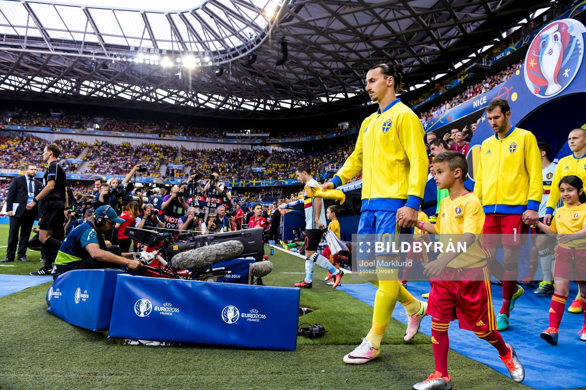 Sveriges Zlatan Ibrahimovic och målvakt Andreas Isaksson
