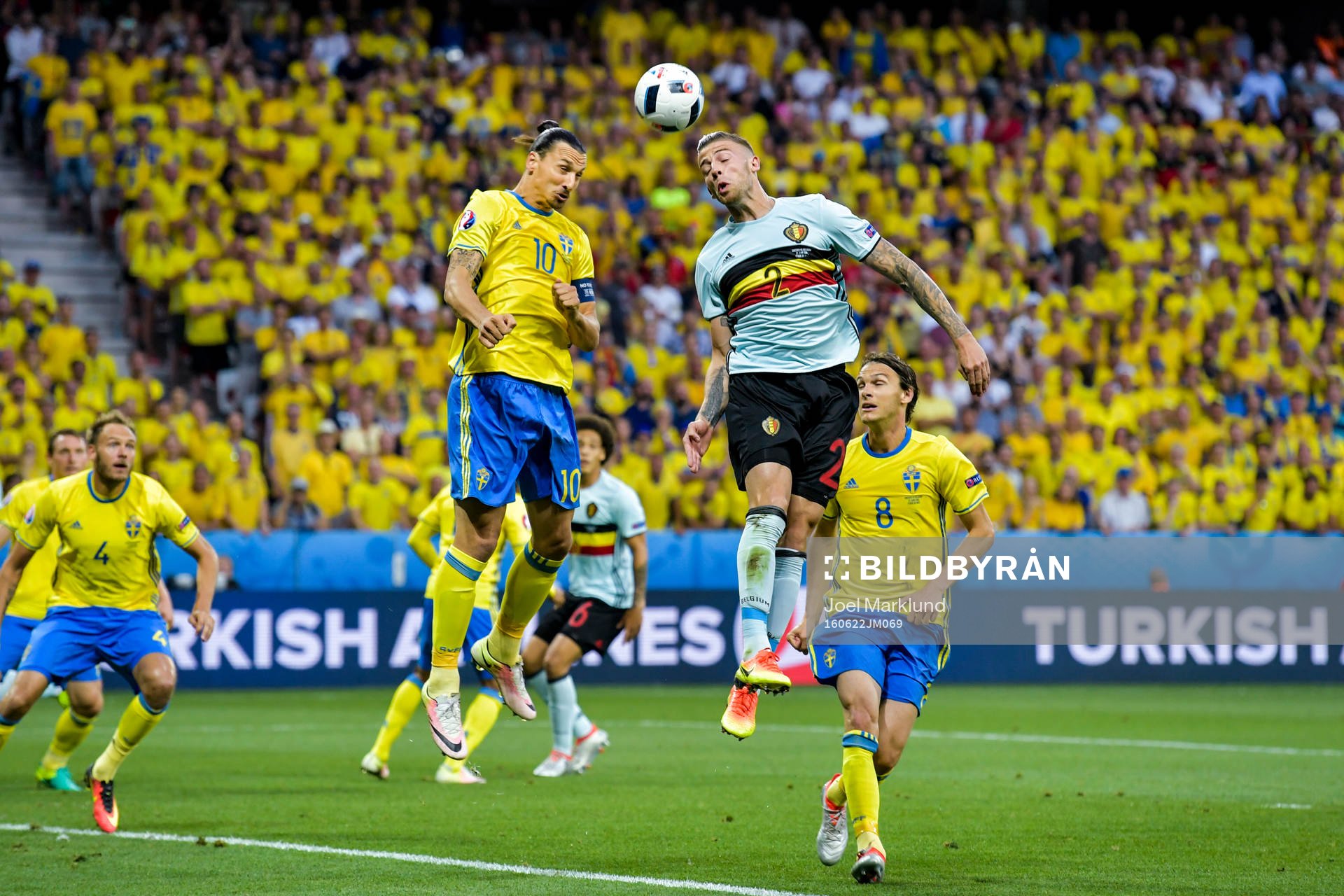 Sveriges Zlatan Ibrahimovic och Belgiens Toby Alderweireld i fotbollsmatchen mellan Sverige och Belgien under fotbolls-EM den 22 juni 2016 i Nice.