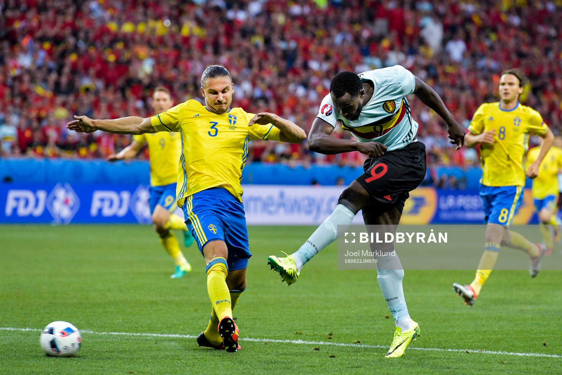Belgiens Romelu Lukaku och Sveriges Erik Johansson i fotbollsmatchen mellan Sverige och Belgien under fotbolls-EM den 22 juni 2016 i Nice.