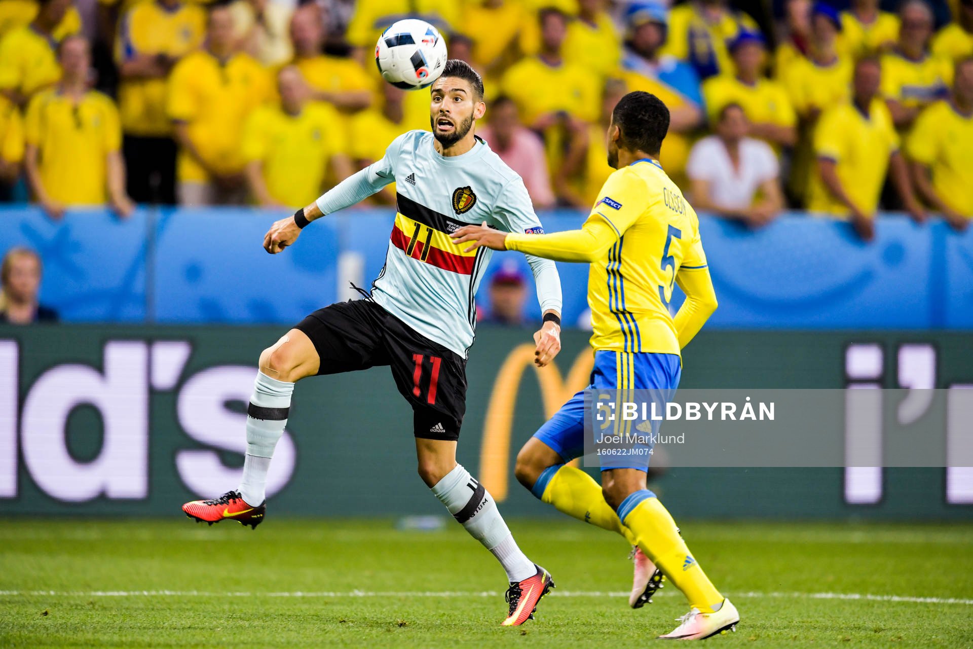 Belgiens Yannick Carrasco och Sveriges Martin Olsson i