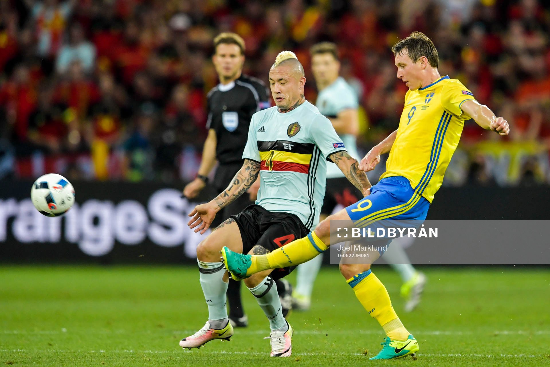 Sveriges Kim Källström och Belgiens Radja Nainggolan i fotbollsmatchen mellan Sverige och Belgien under fotbolls-EM den 22 juni 2016 i Nice.