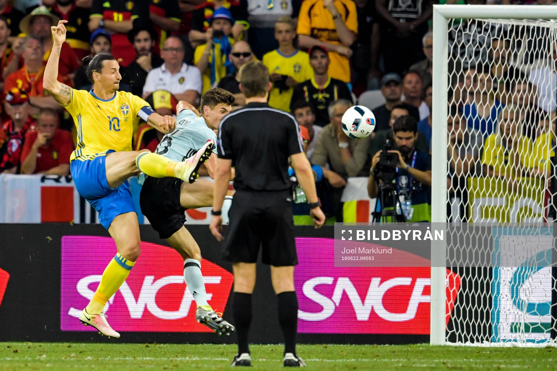 Sveriges Zlatan Ibrahimovic i närkamp med Belgiens Thomas Meunier i fotbollsmatchen mellan Sverige och Belgien under fotbolls-EM den 22 juni 2016 i Nice.