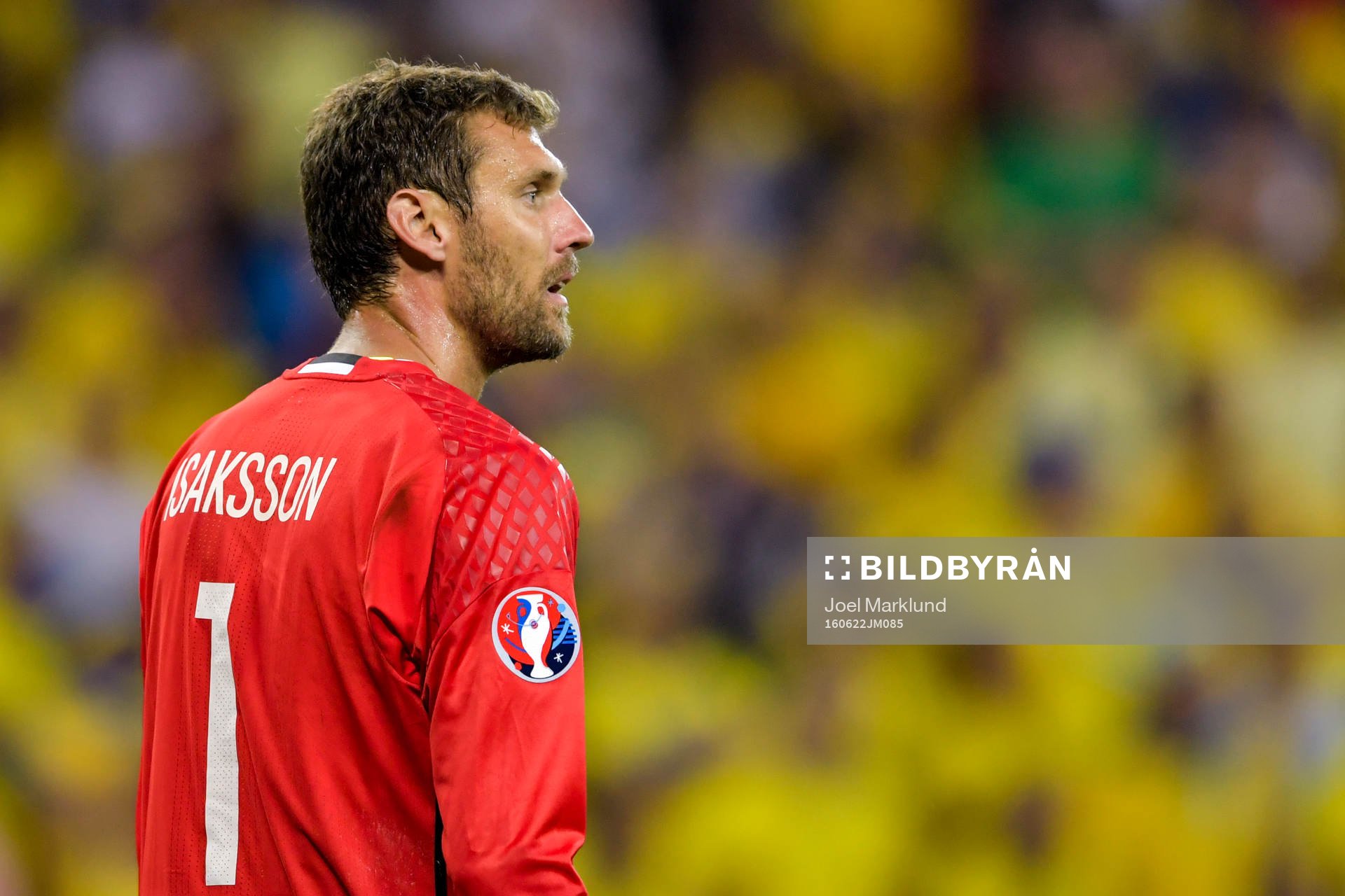 Sveriges målvakt Andreas Isaksson i fotbollsmatchen mellan