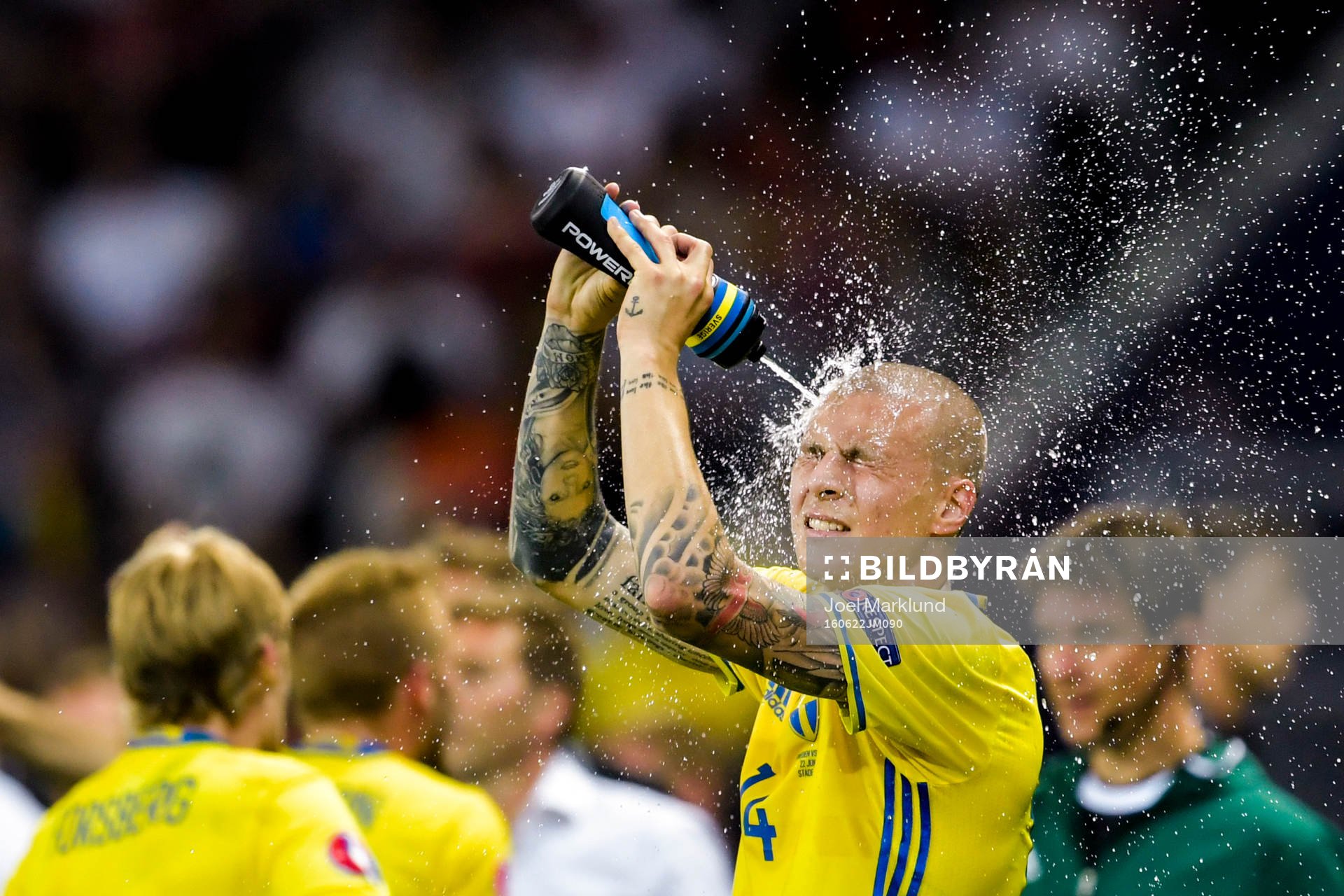 Sveriges Victor Nilsson Lindelöf sprutar vatten i ansiktet