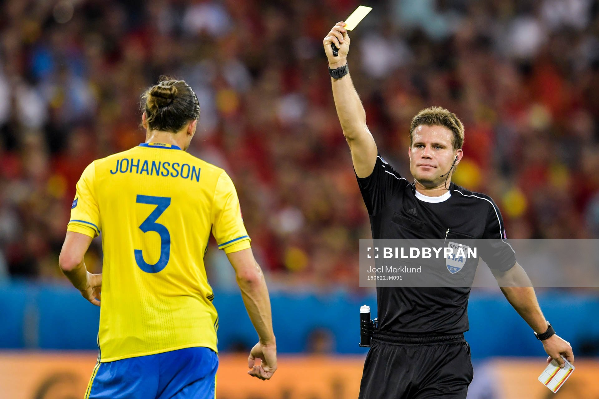 Sveriges Erik Johansson får gult kort av domare Felix