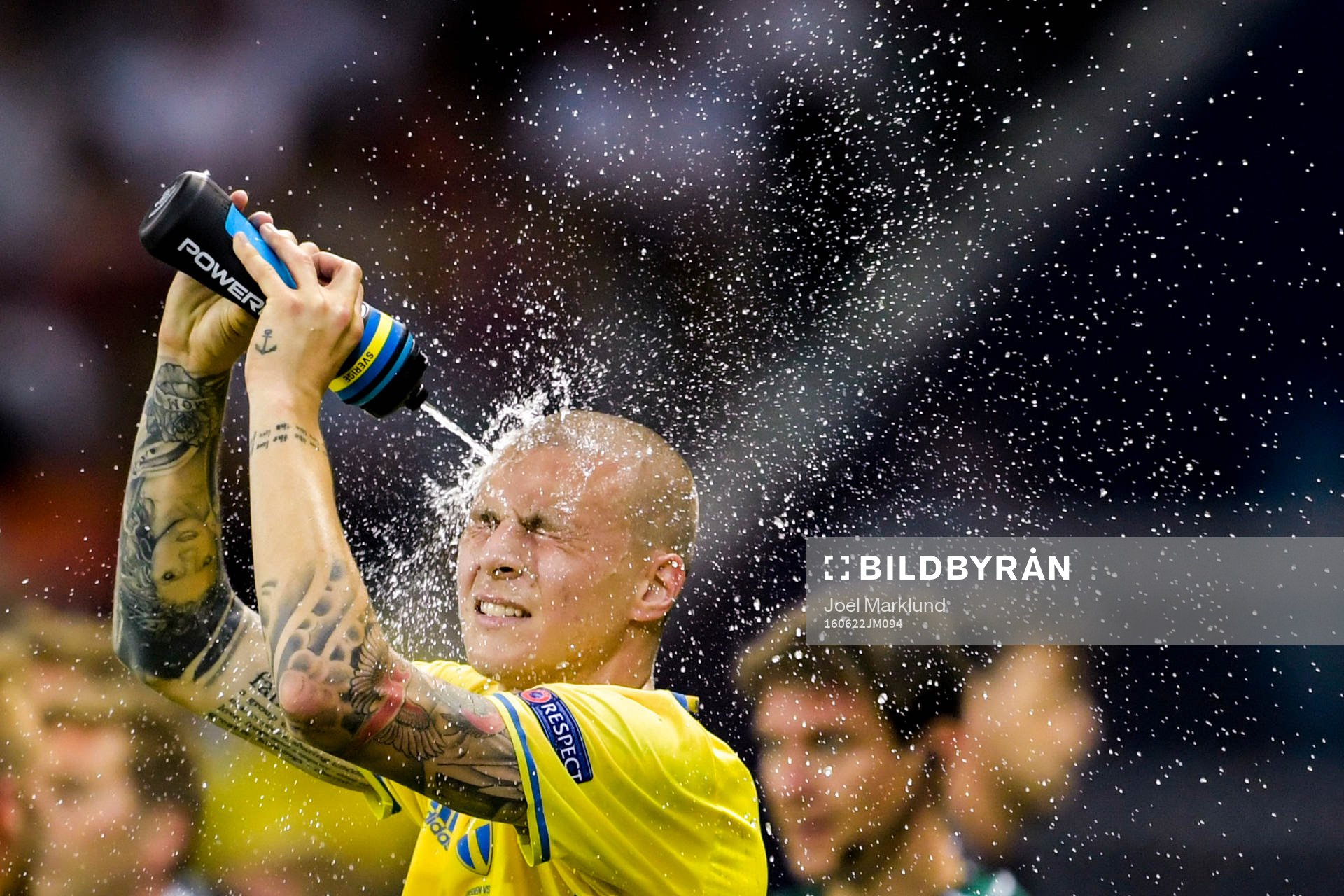 Sveriges Victor Nilsson Lindelöf sprutar vatten i ansiktet