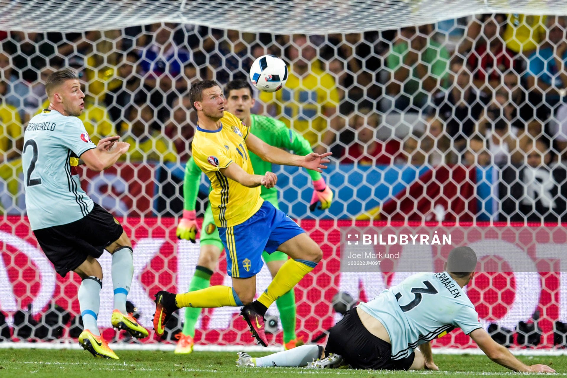 Sveriges Marcus Berg tar ner bollen bredvid Belgiens Toby